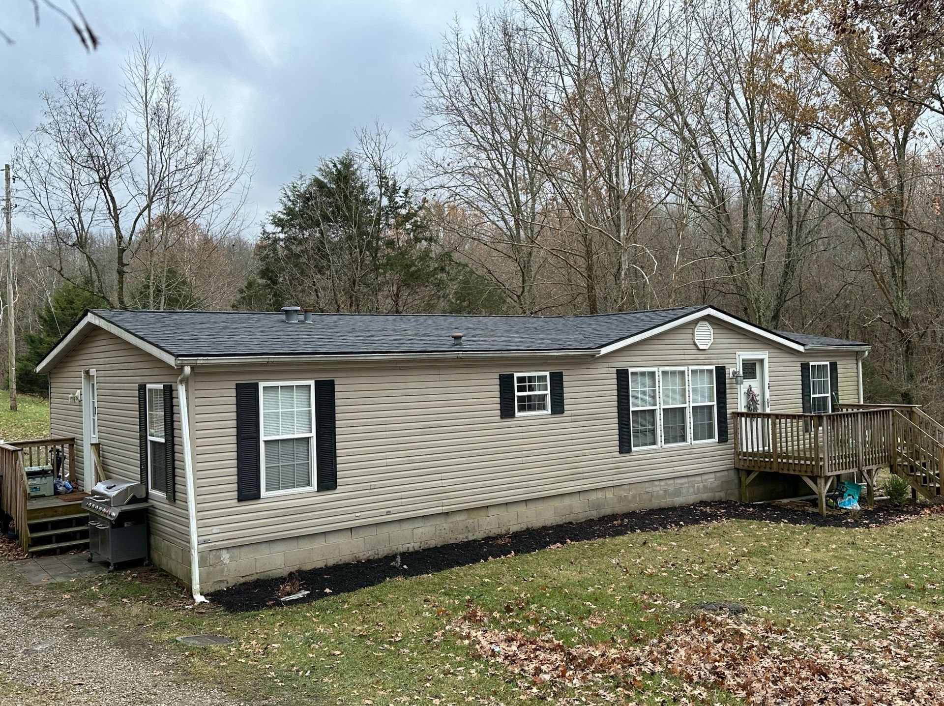 A mobile home is sitting on top of a lush green field.