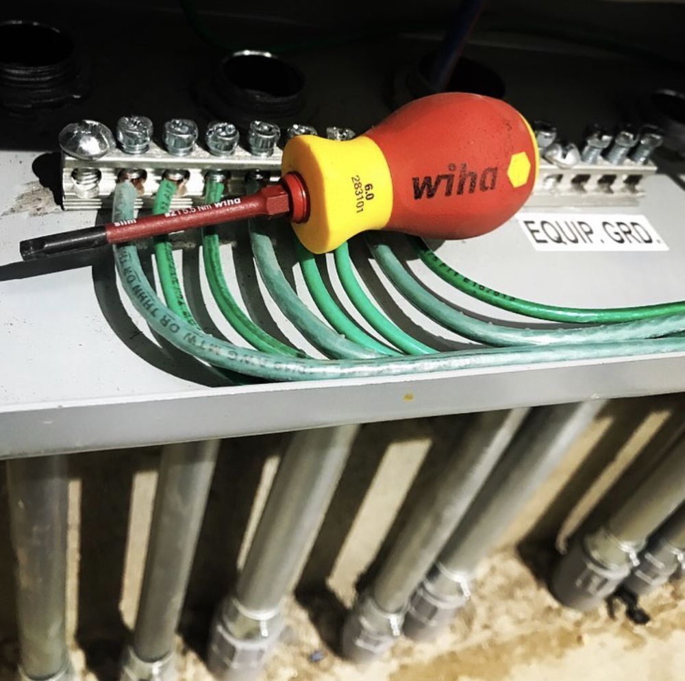 A wiha screwdriver is sitting on top of a metal box