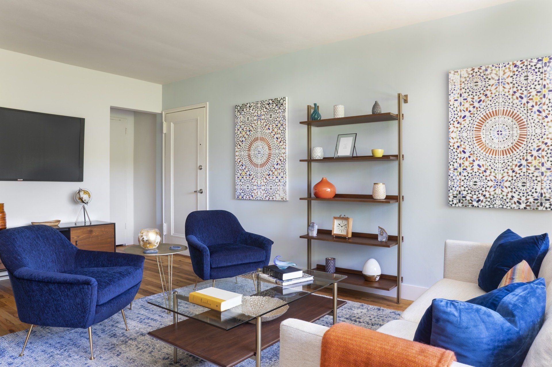 gallery image - living room