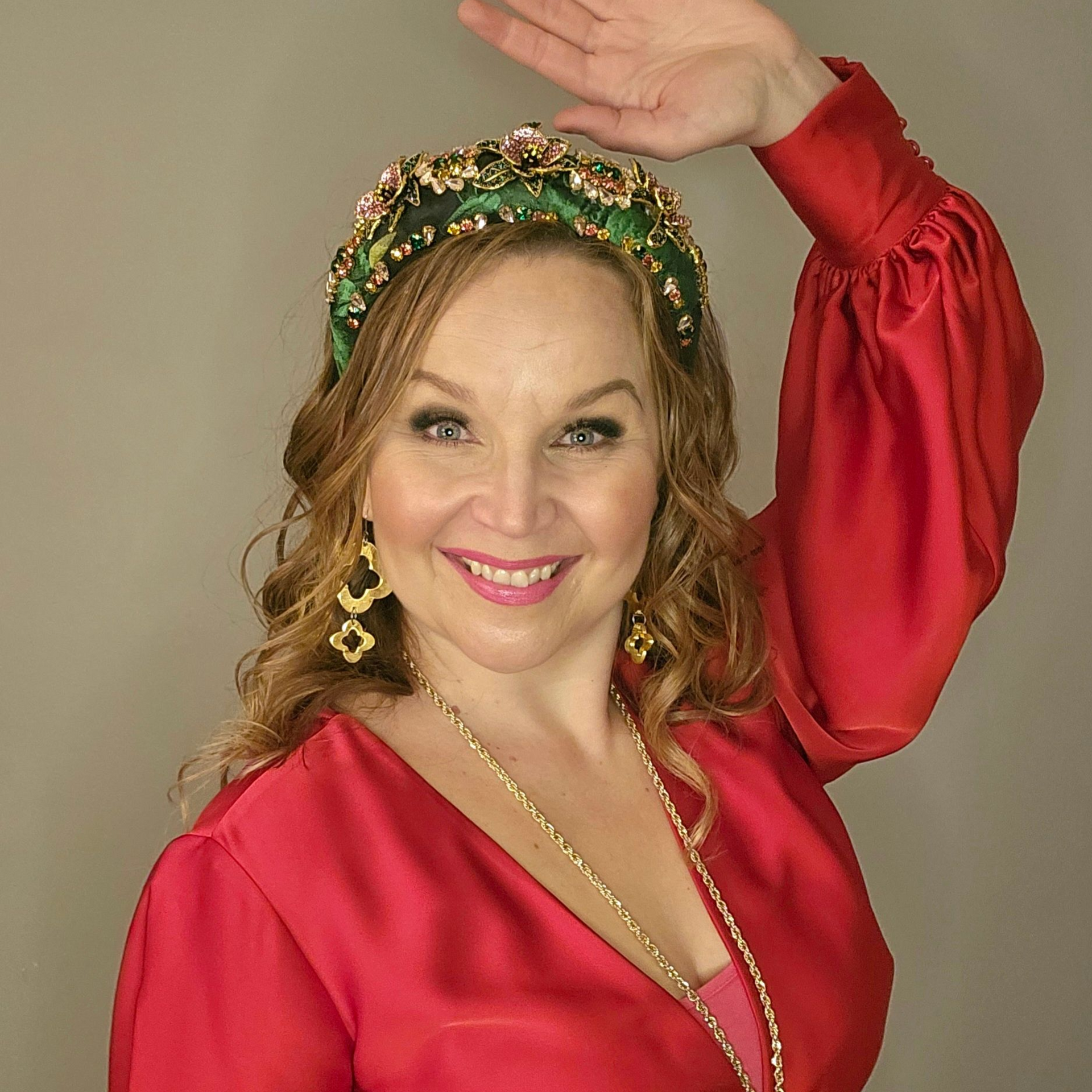 Paula Mäkelä hymyilee kameralle punainen paita päällään.