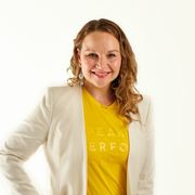 Paula Mäkelä hymyilee kameralle keltainen paita päällään.