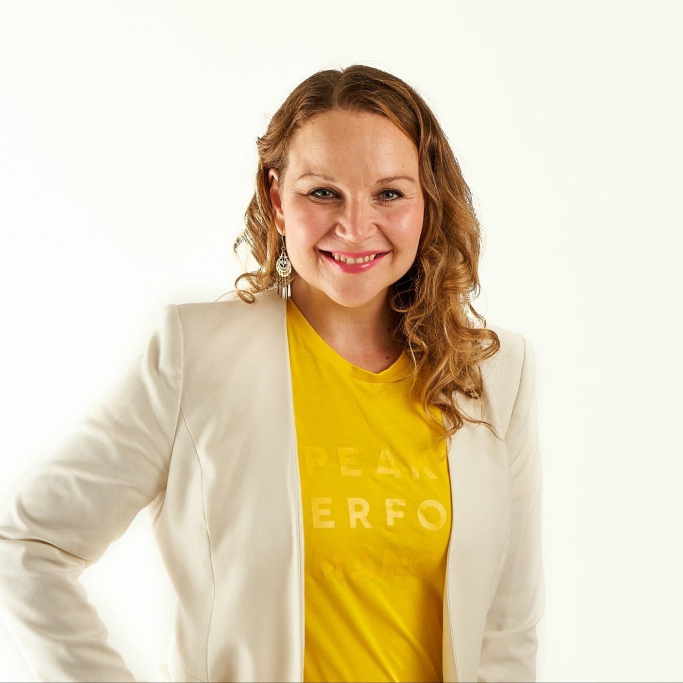 Paula Mäkelä hymyilee kameralle keltainen paita päällään.