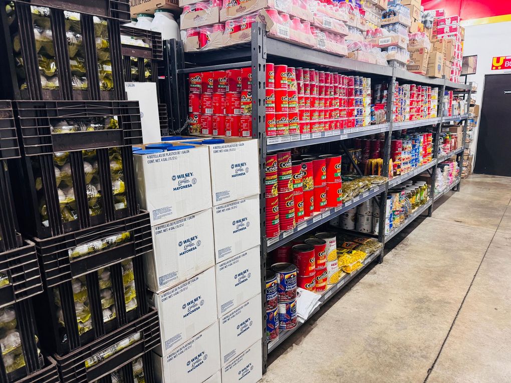 Hamburguesas y hot dogs listos para vender