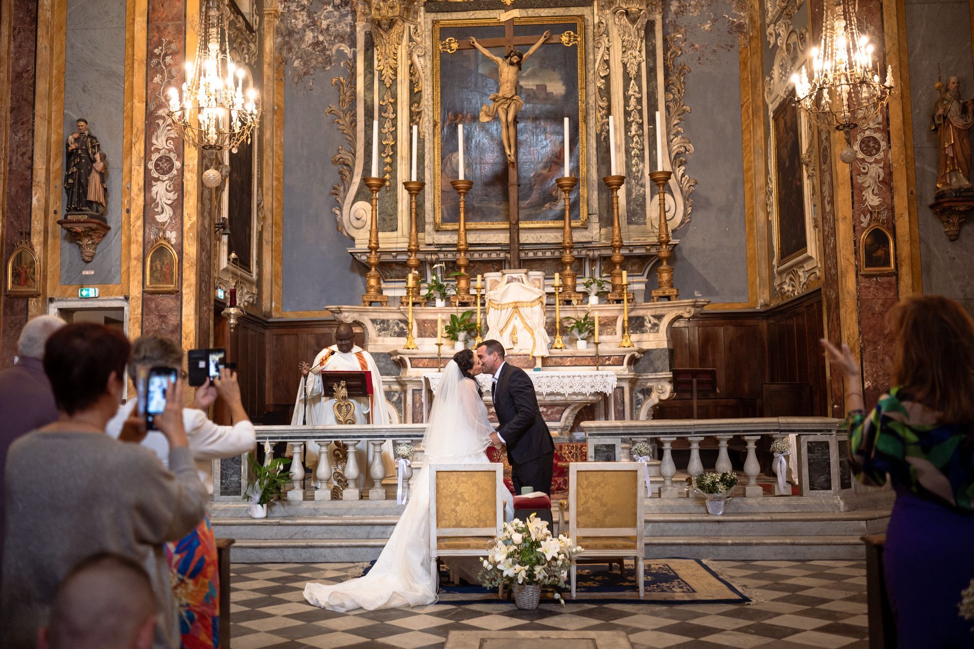 premier baiser pendant la cérémonie de mariage