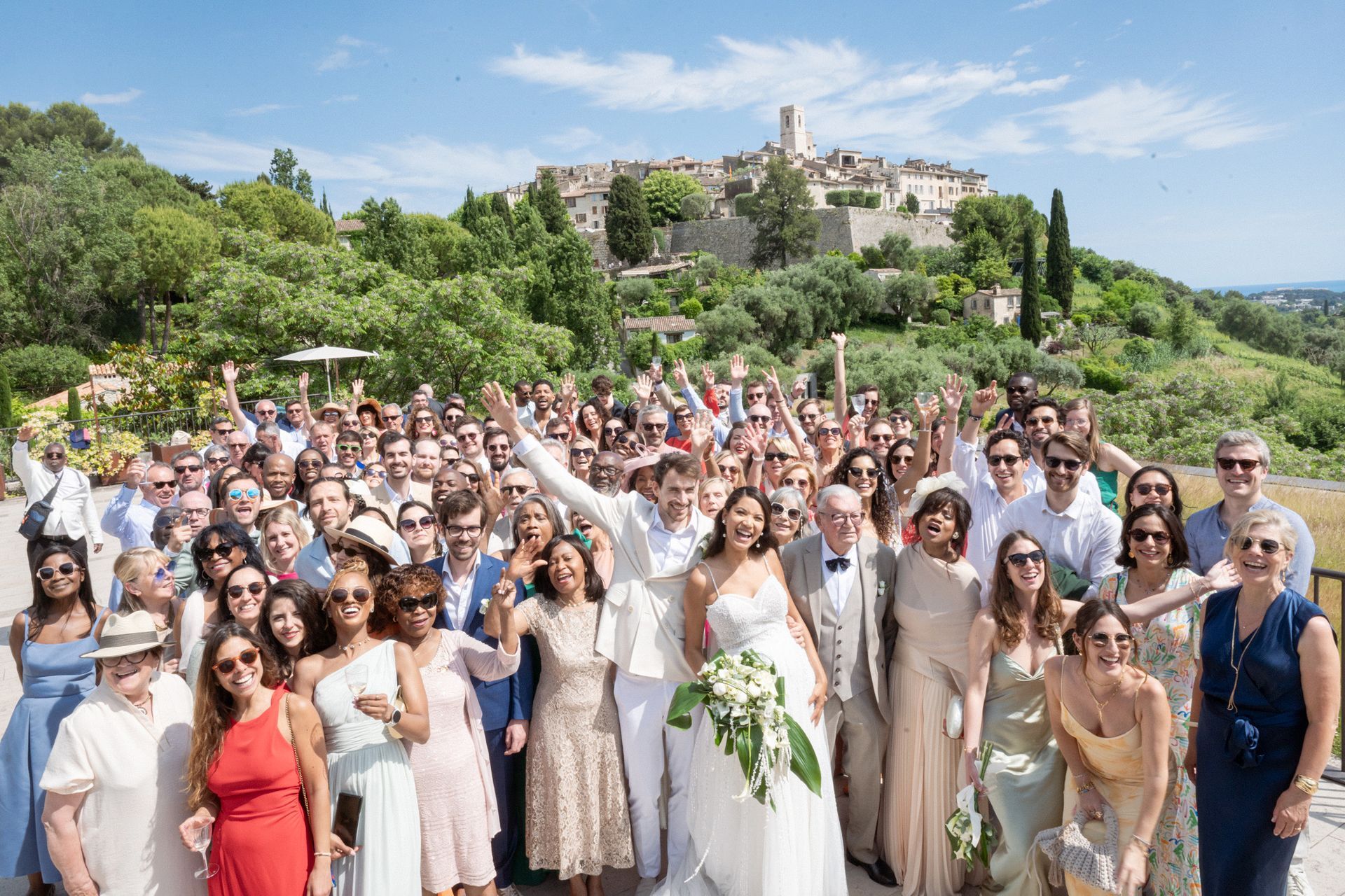 photos de groupe prises pendant le cocktail de mariage à l'Auditorium de Saint-Paul-de-Vence