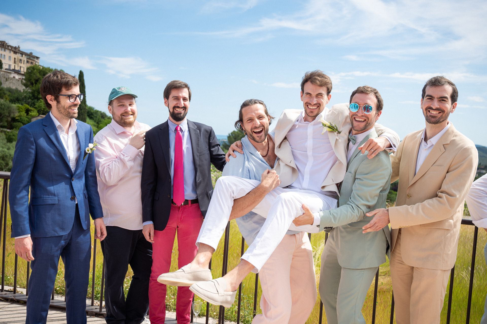 photos de groupe prises pendant le cocktail de mariage à l'Auditorium de Saint-Paul-de-Vence