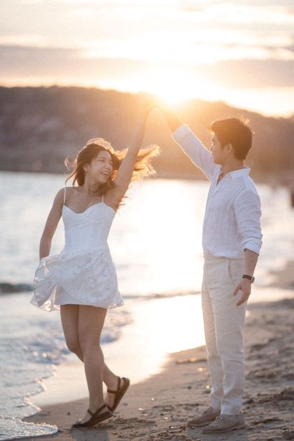 A golden hour couple photoshoot on the beach on the French Riviera