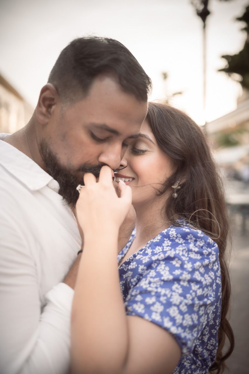 A couple kiss during a romantic couple photoshoot in Nice, France