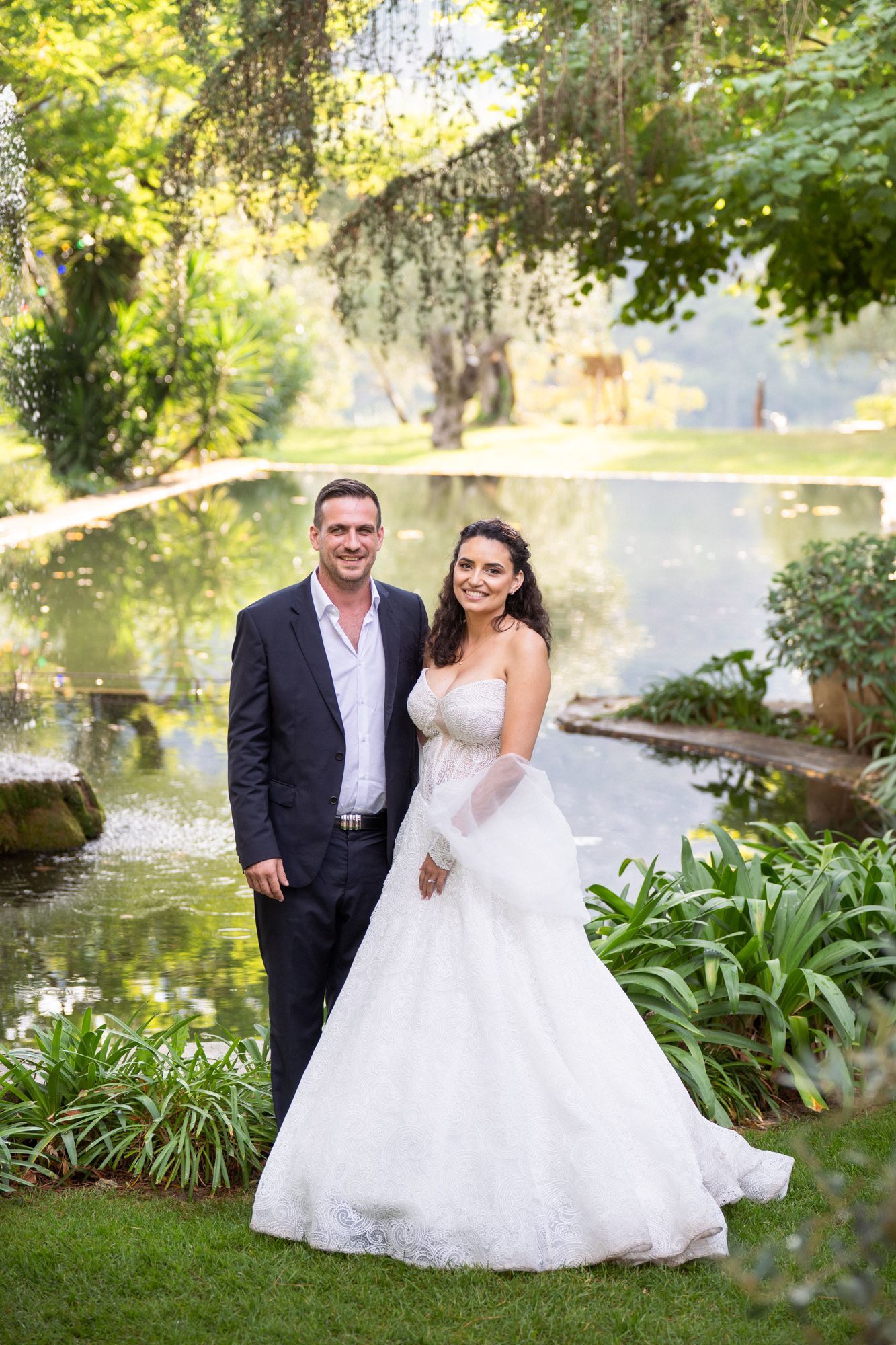 Séance photo de couple le jour du mariage au Domaine de Riodam