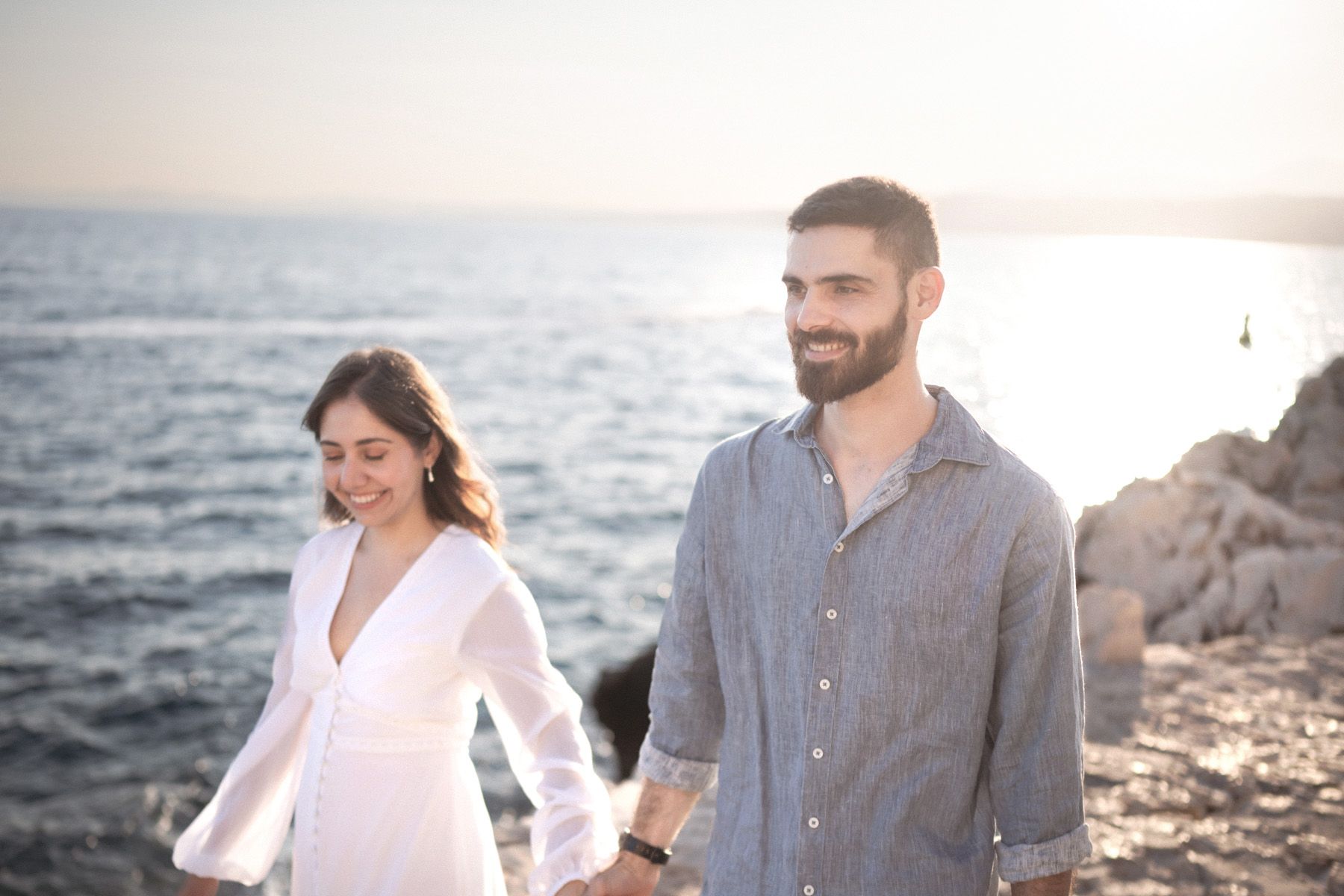 A relaxed, unposed image during a couple photography session on the French Riviera.