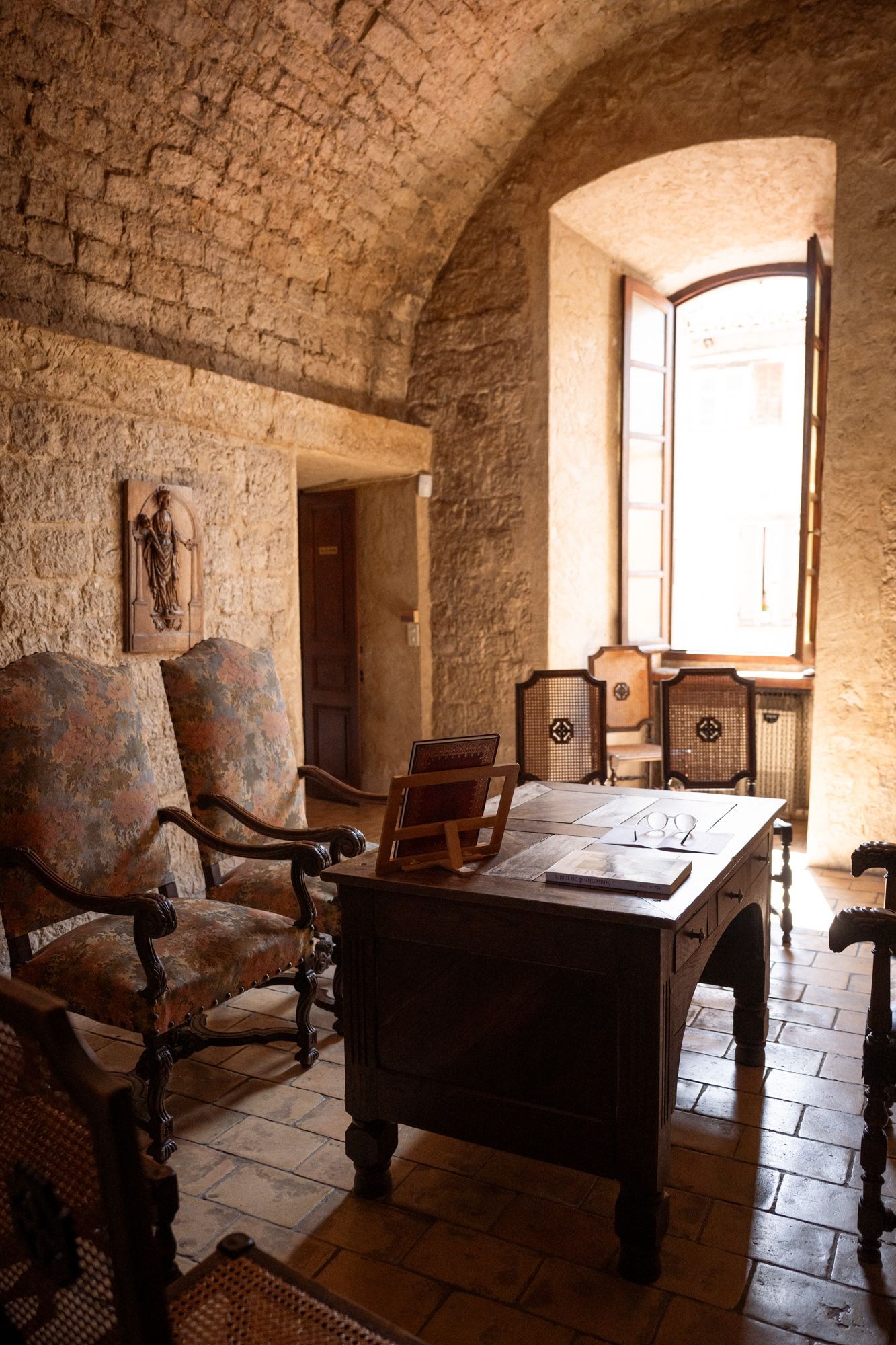 Intérieur de la salle des cérémonies de l'hôtel de ville (mairie) de St Paul-de-Vence