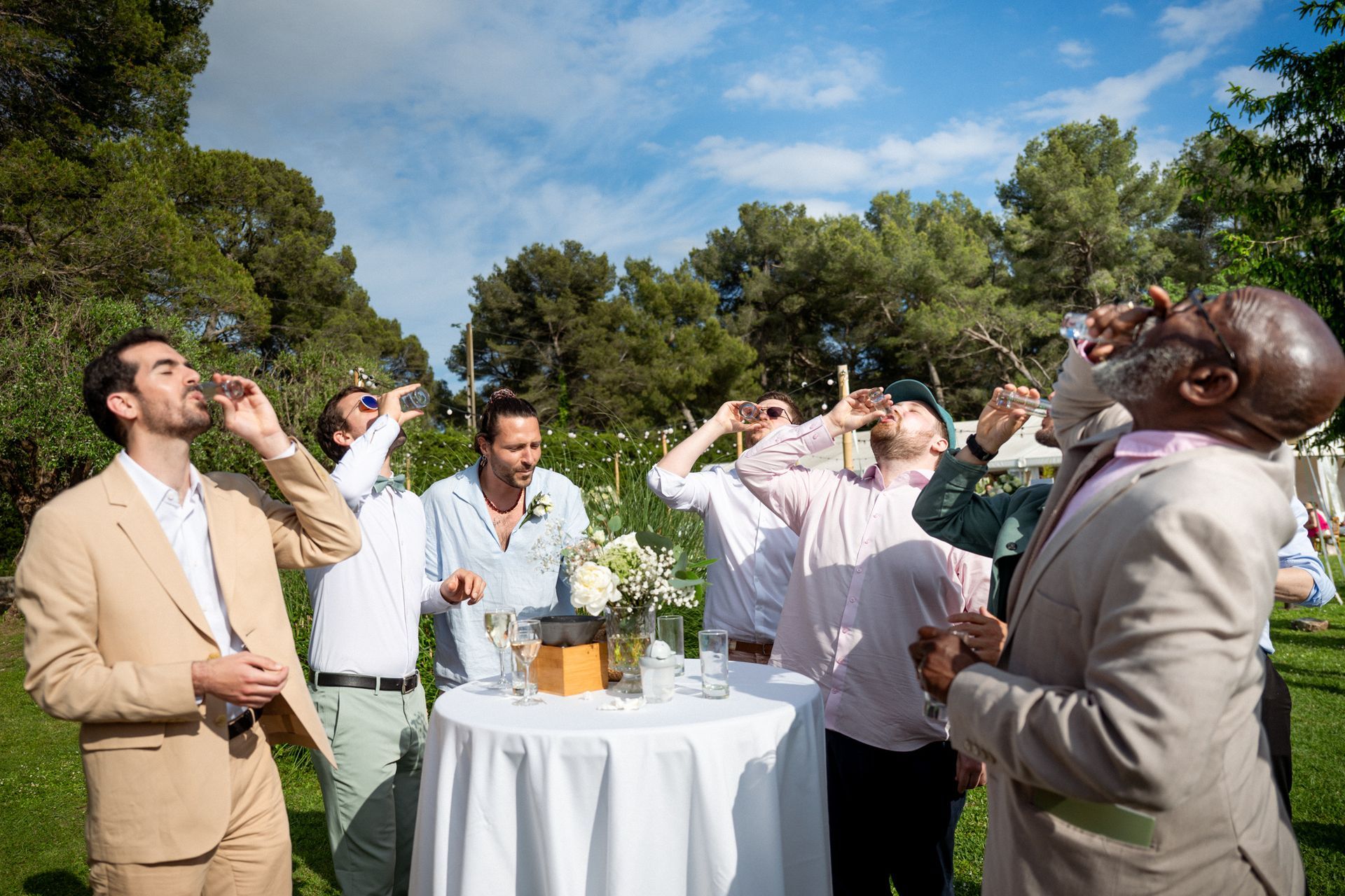 Images spontanées prises sur le vif des invités au Mas Baïeta, lieu de mariage près de Saint-Paul-de-Vence.