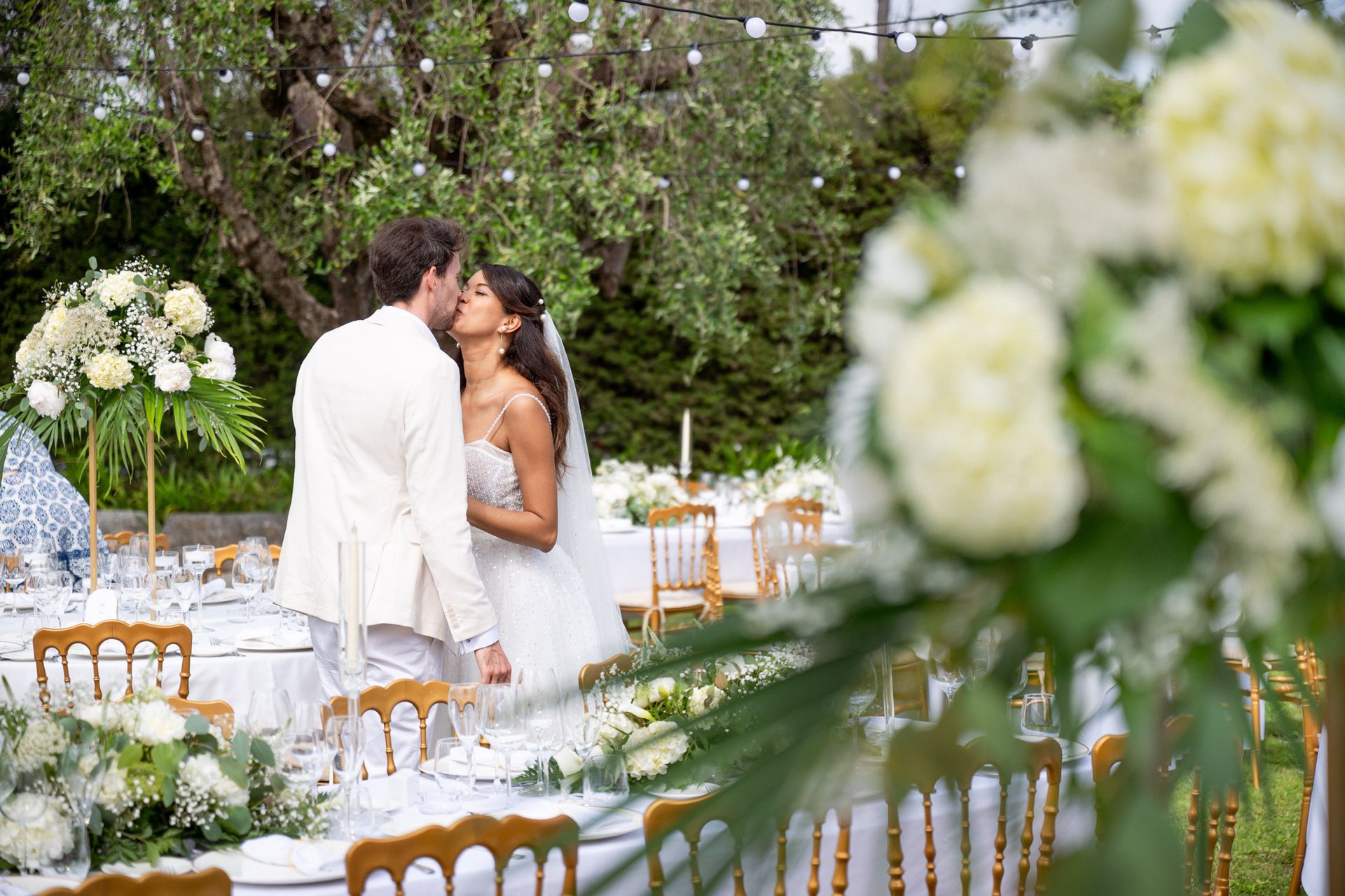 Jeunes mariés s'embrassant au Mas Baïeta, lieu de réception près de Saint-Paul-de-Vence