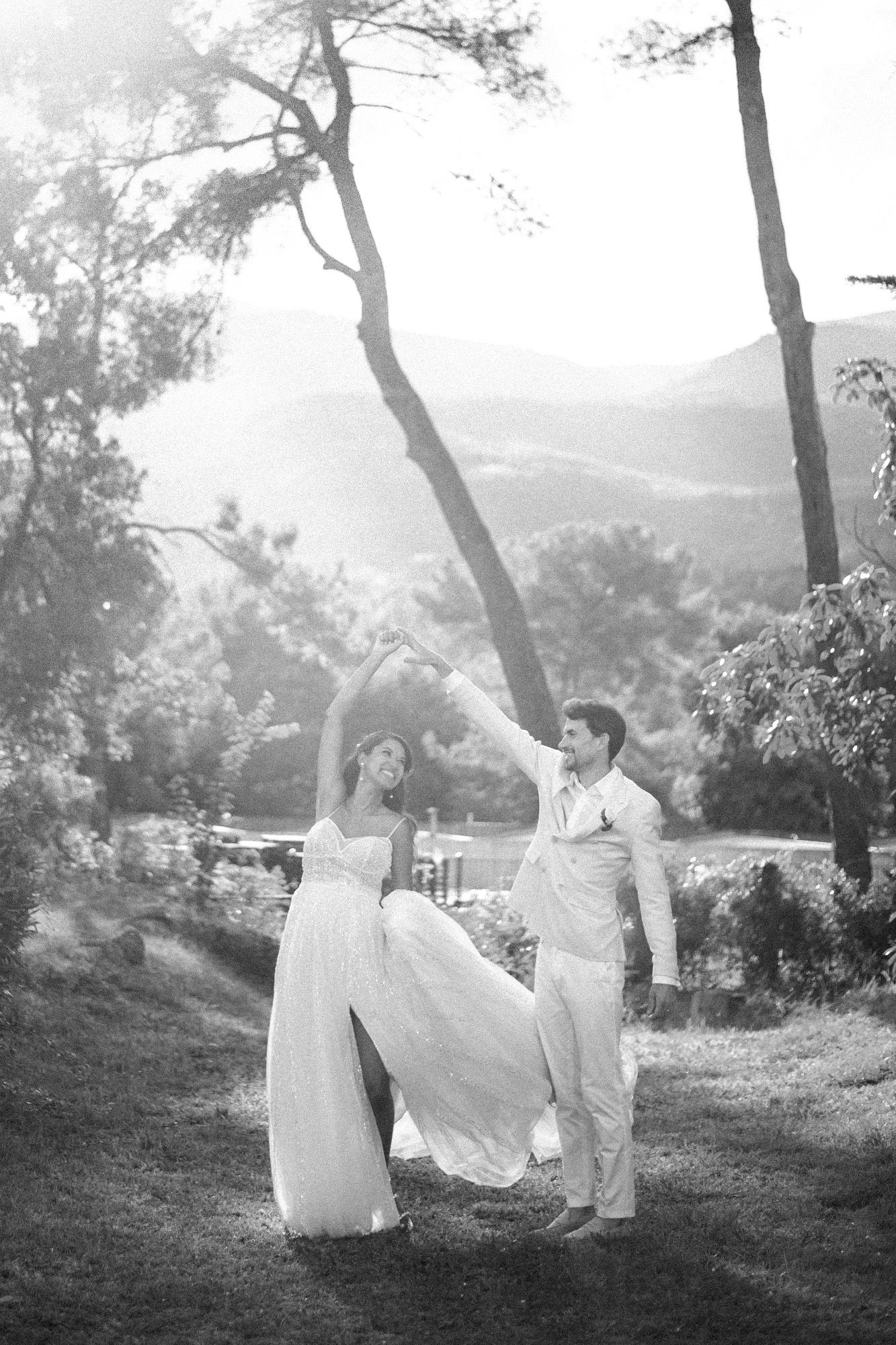 Photos de couple détendues et spontanées prises à l'heure dorée à Mas Baïeta, lieu de mariage près de Saint-Paul-de-Vence