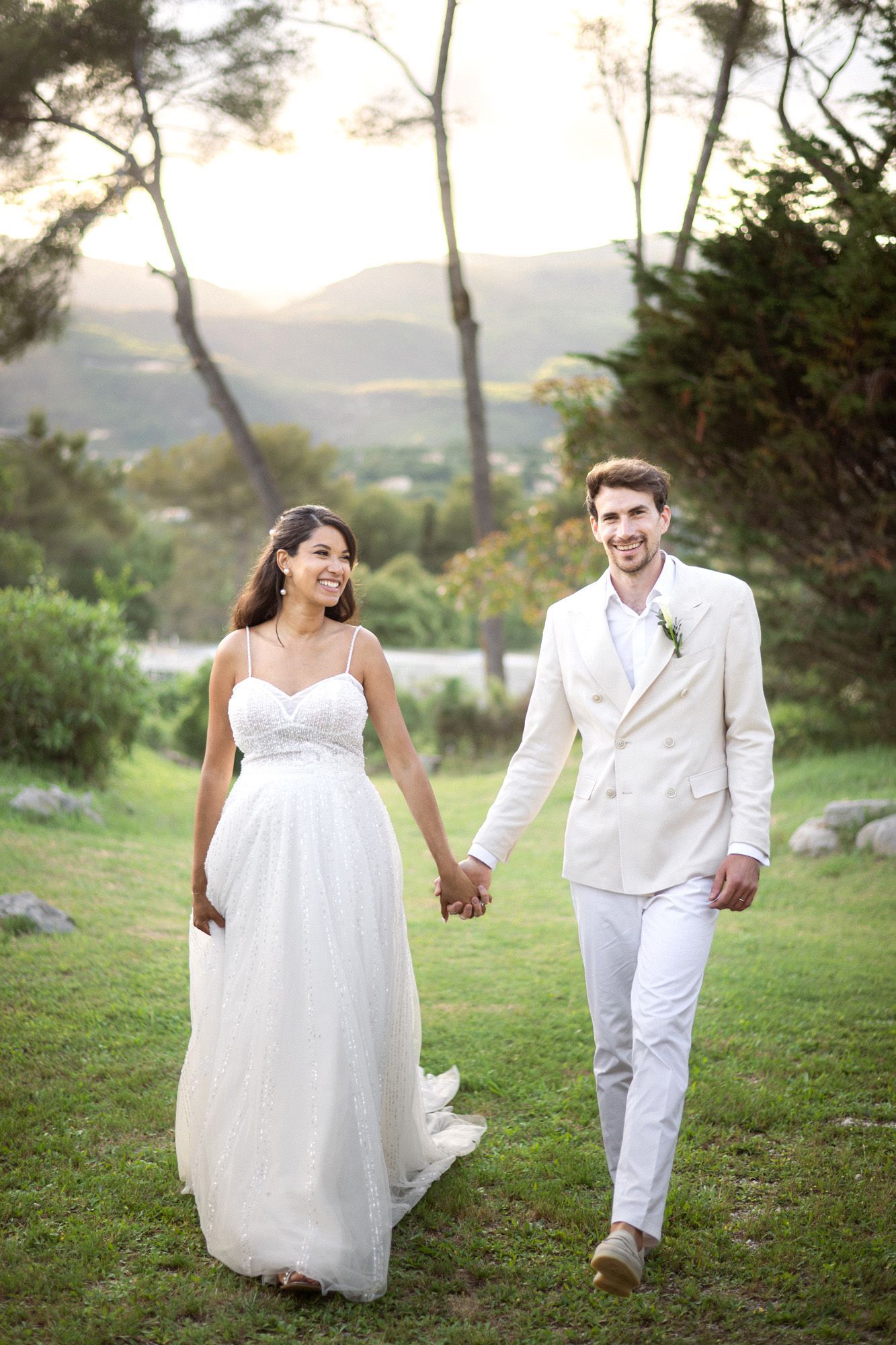 Photos de couple détendues et spontanées prises à l'heure dorée à Mas Baïeta, lieu de mariage près de Saint-Paul-de-Vence