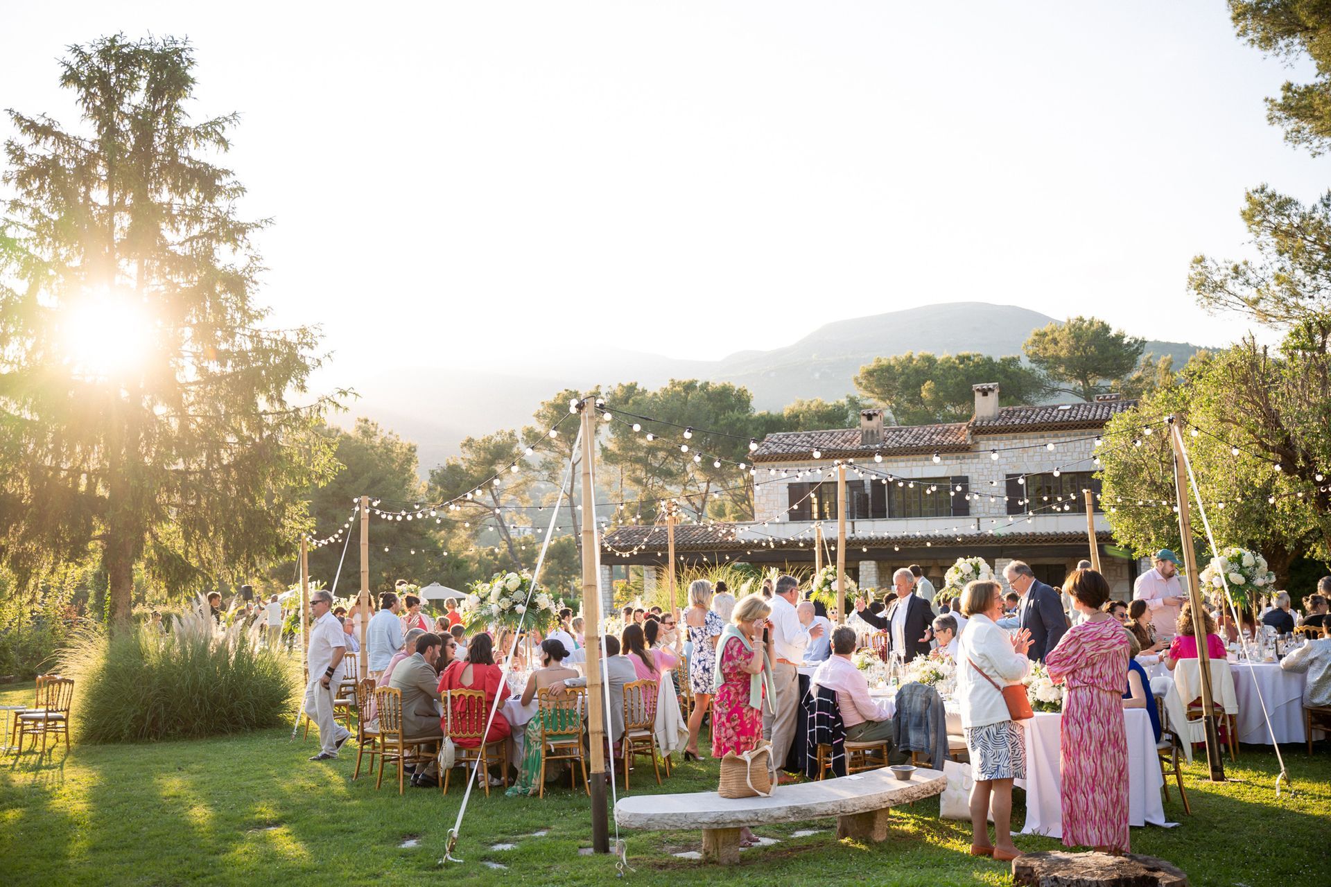 Le repas de mariage sur la pelouse du Mas Baïeta, un lieu de réception près de Saint-Paul-de-Vence