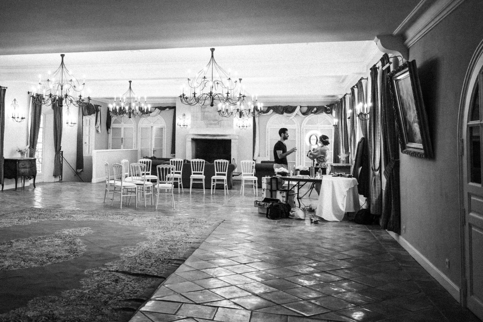 Intérieur du Château Font du Broc pendant les préparatifs du mariage.