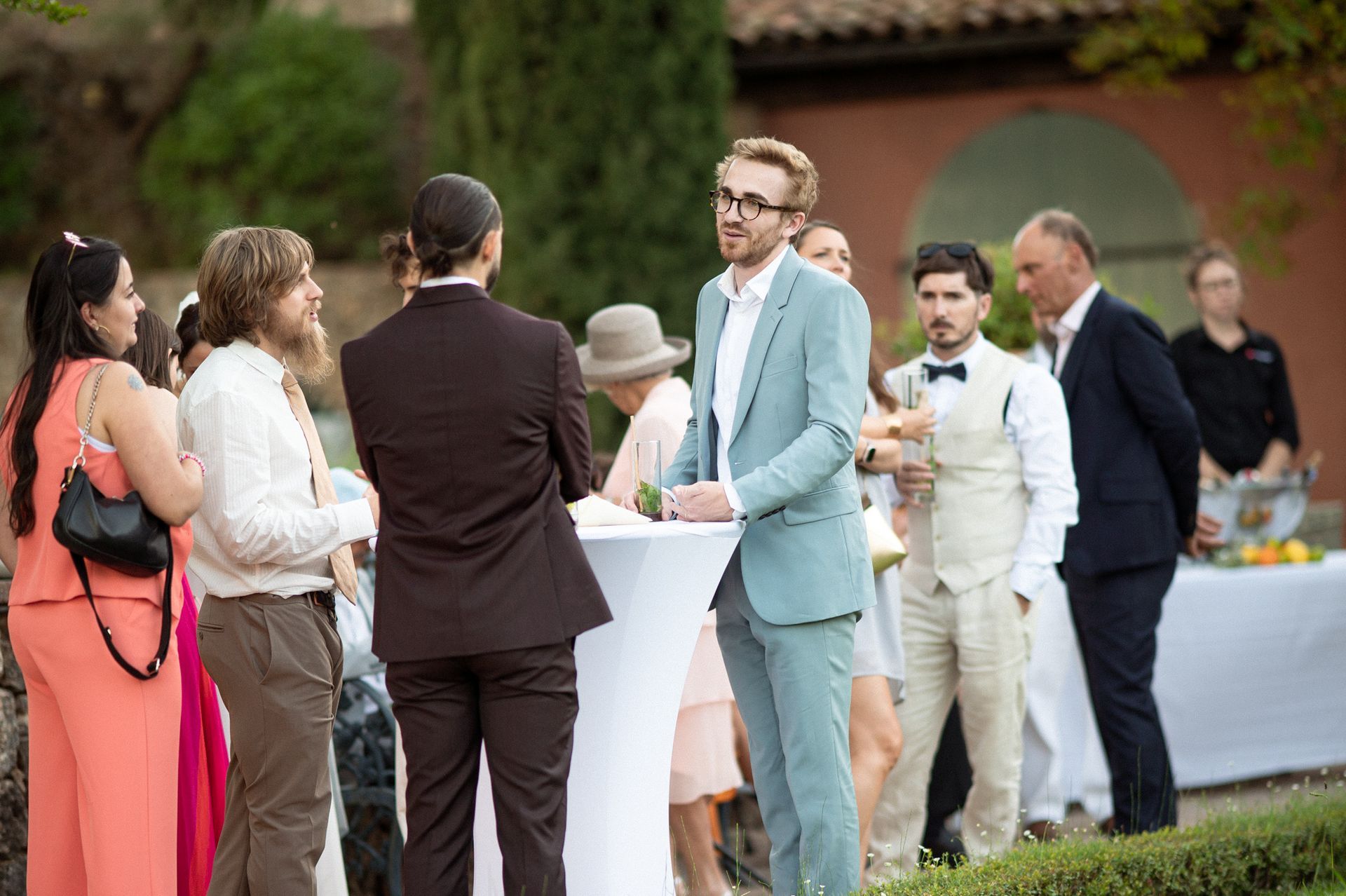 Photo de mariage prise sur le vif, représentant des invités discutant entre eux, dans un style reportage, au Château Font du Broc.