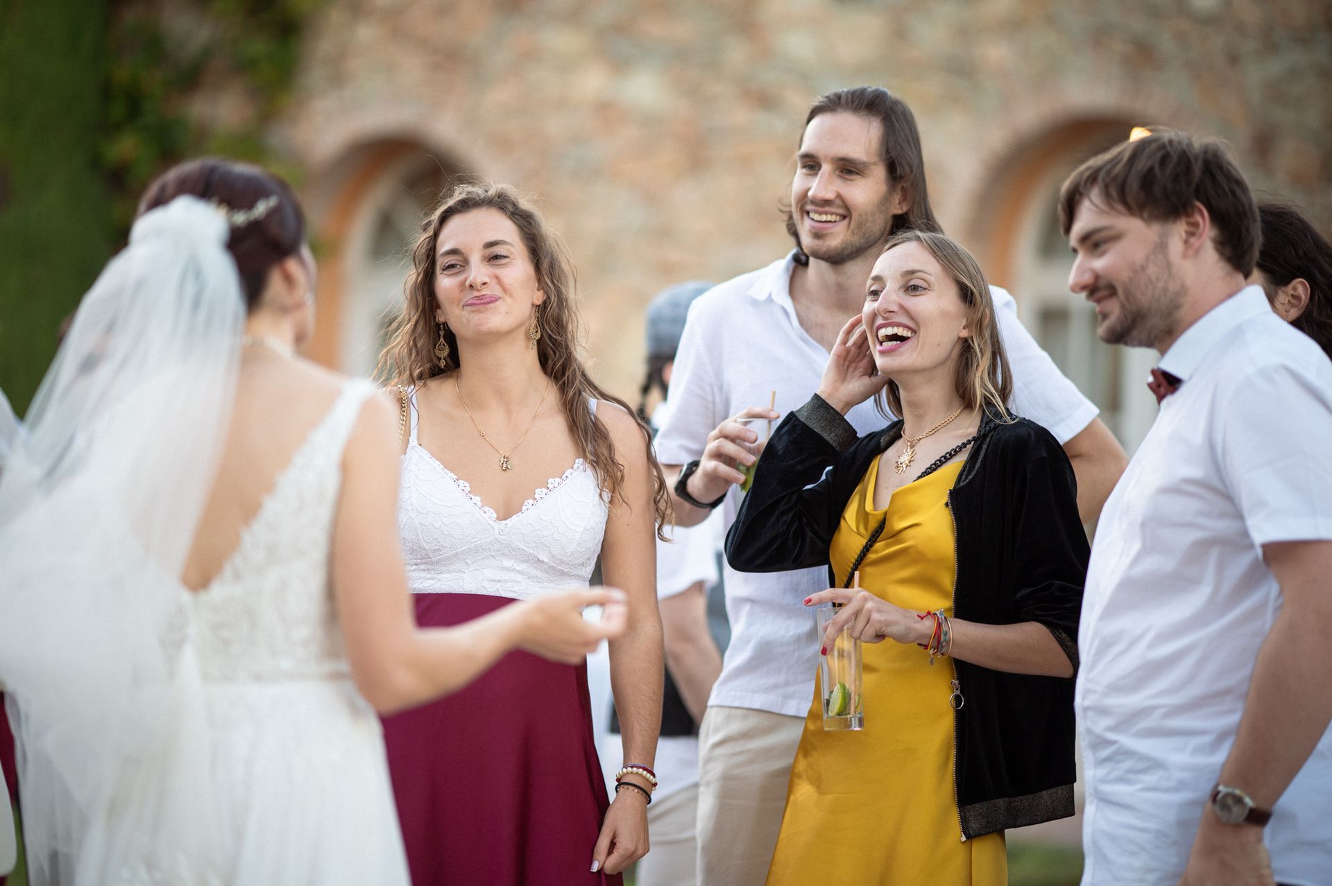 Photo de mariage prise sur le vif, représentant des invités discutant entre eux, dans un style reportage, au Château Font du Broc.