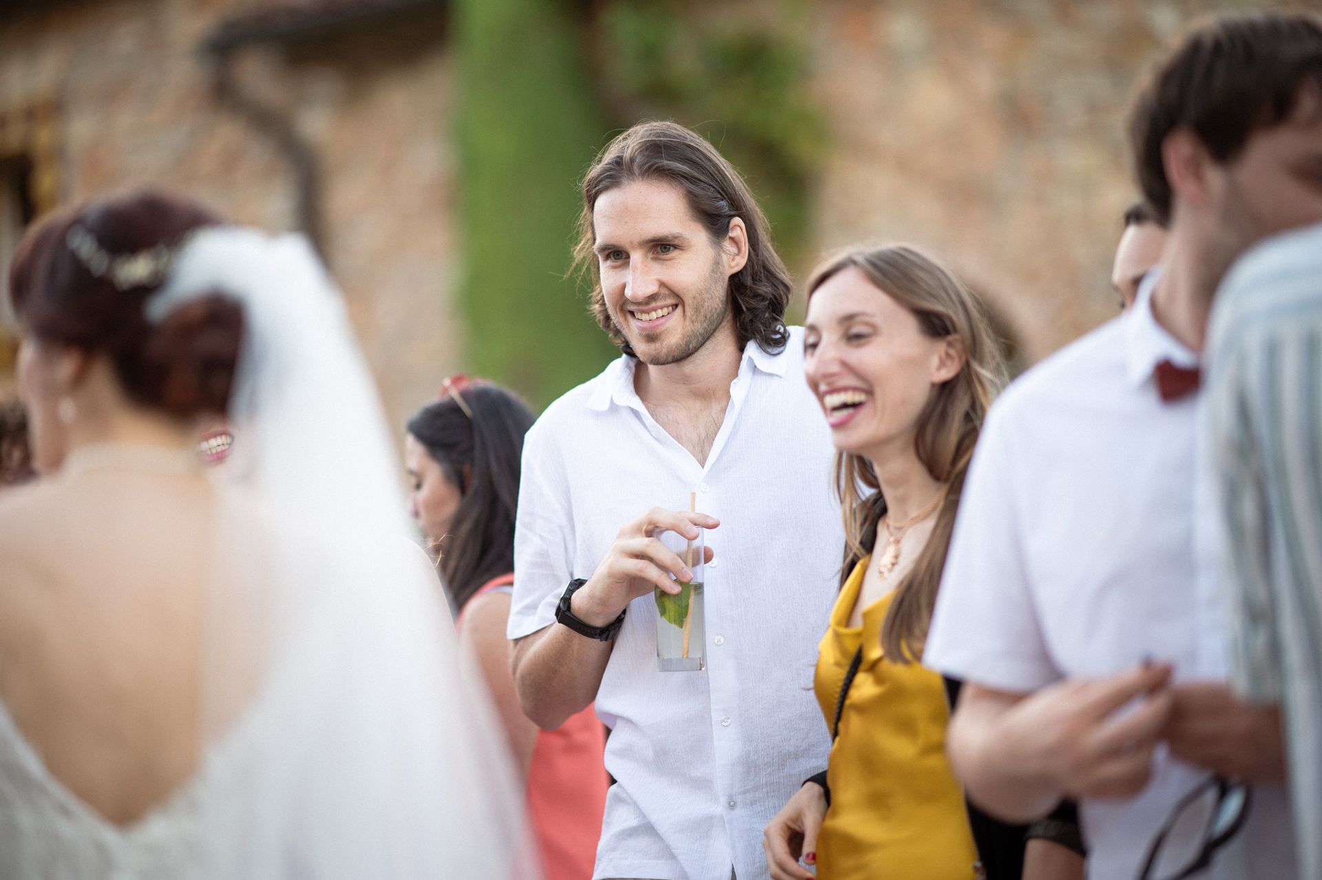 Photo de mariage prise sur le vif, représentant des invités discutant entre eux, dans un style reportage, au Château Font du Broc.