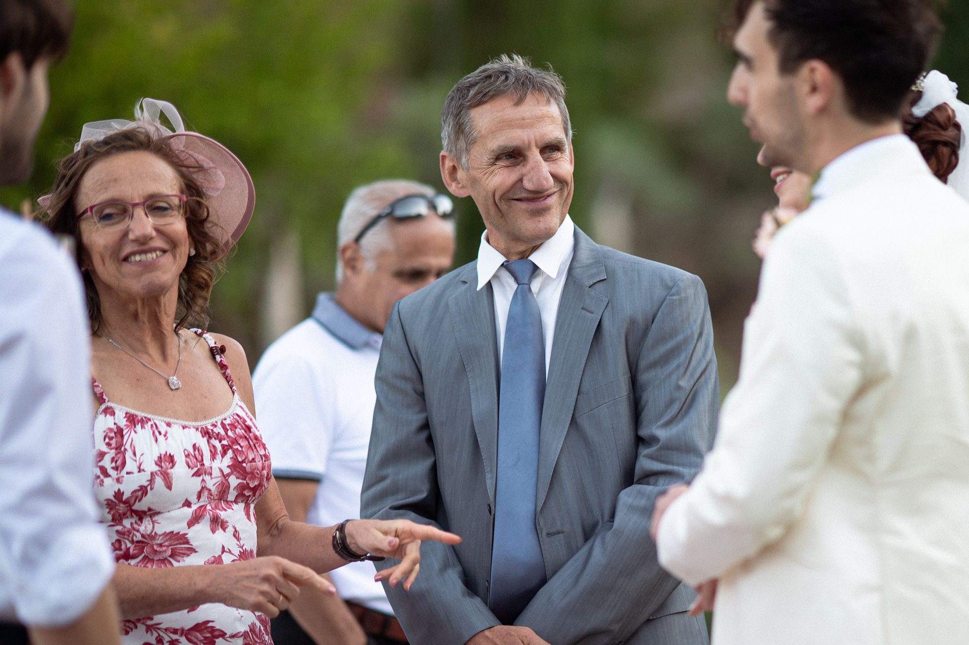 Photo de mariage prise sur le vif, représentant des invités discutant entre eux, dans un style reportage, au Château Font du Broc.