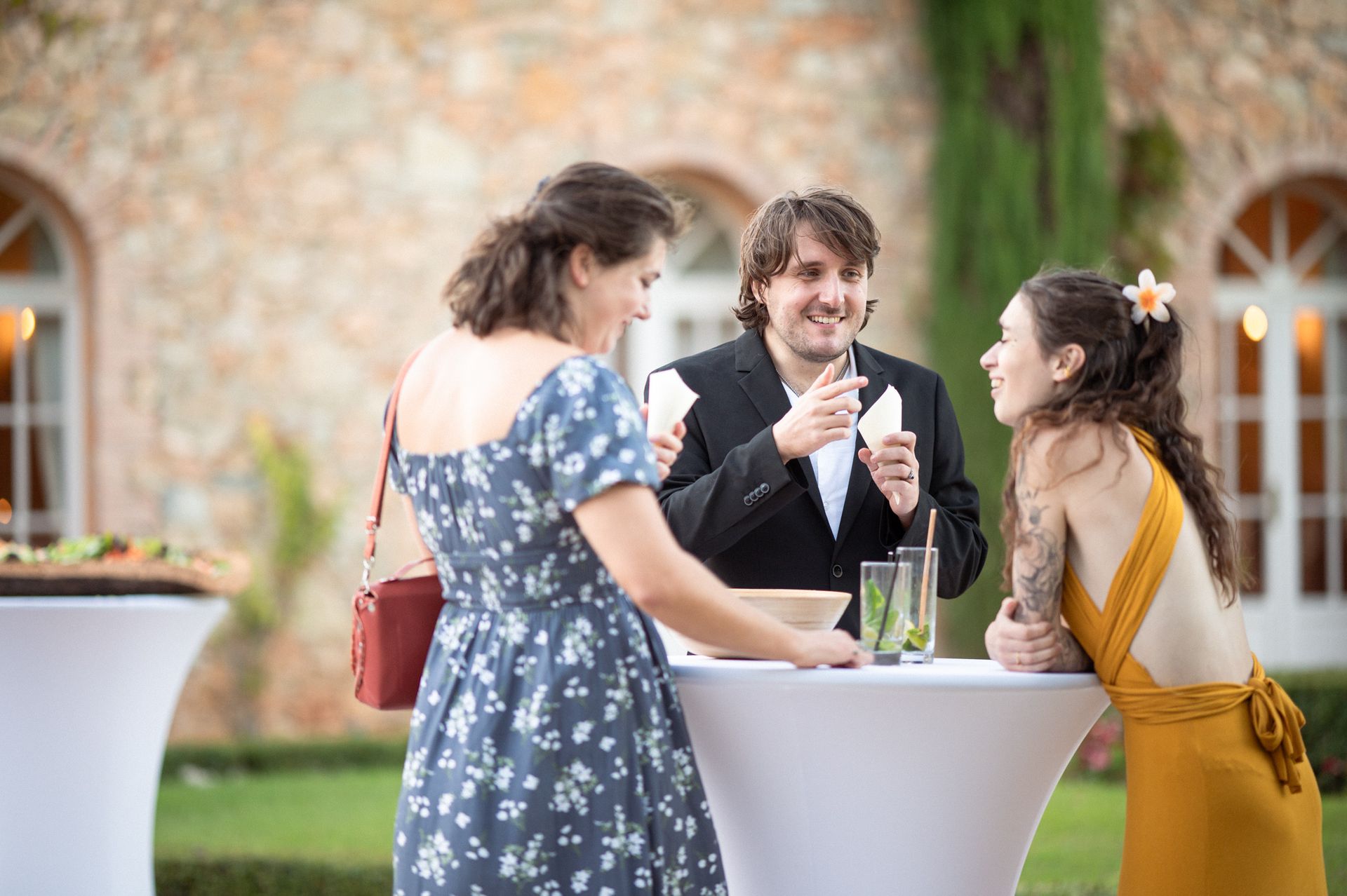 Photo de mariage prise sur le vif, représentant des invités discutant entre eux, dans un style reportage, au Château Font du Broc.