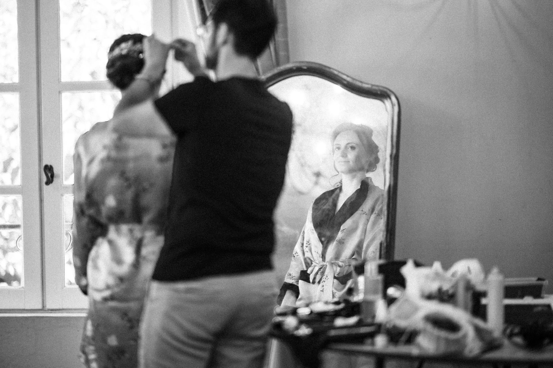 La mariée se reflète dans un miroir pendant les préparatifs.