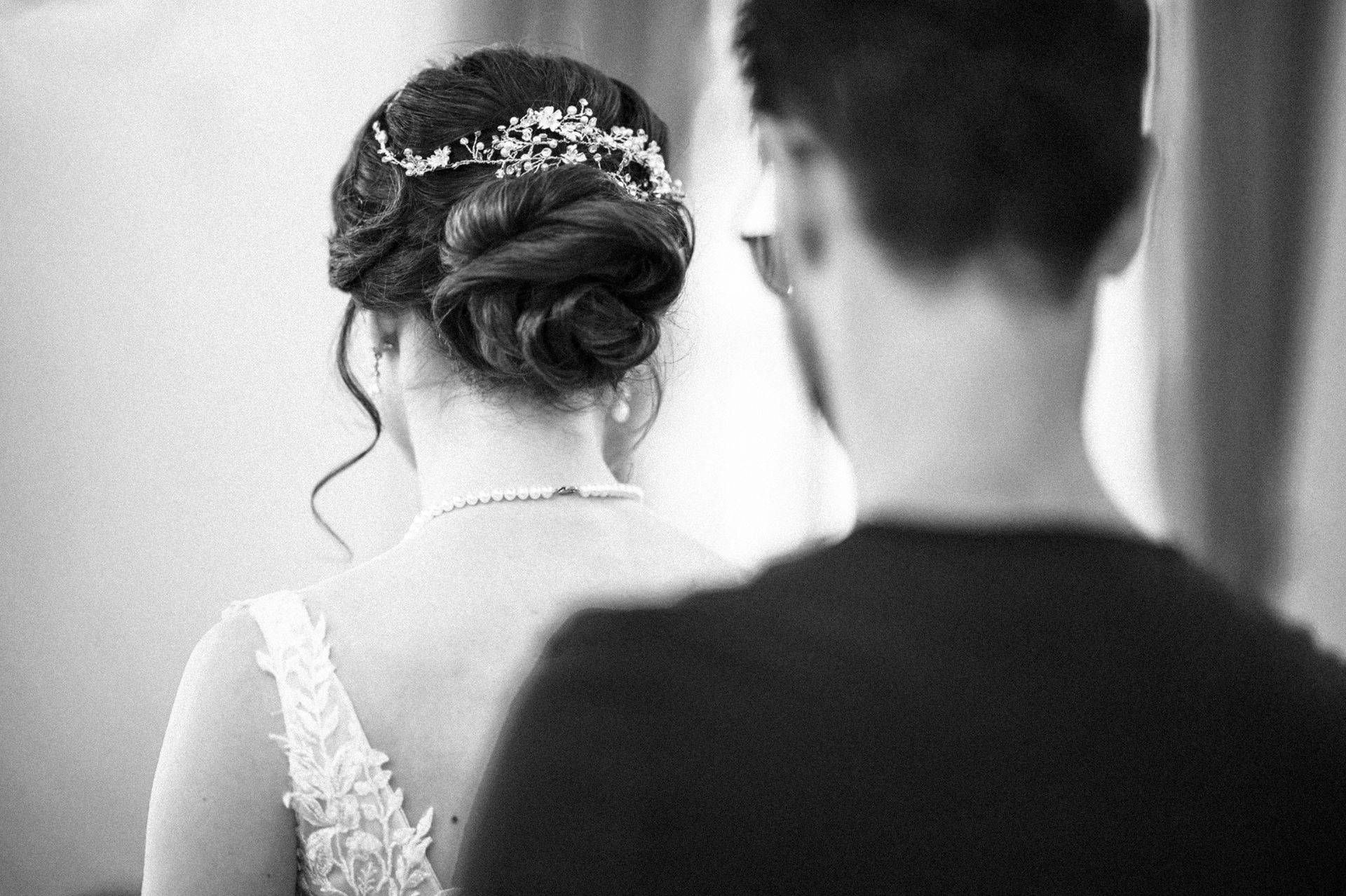 Les cheveux de la mariée sont attachés et épinglés.