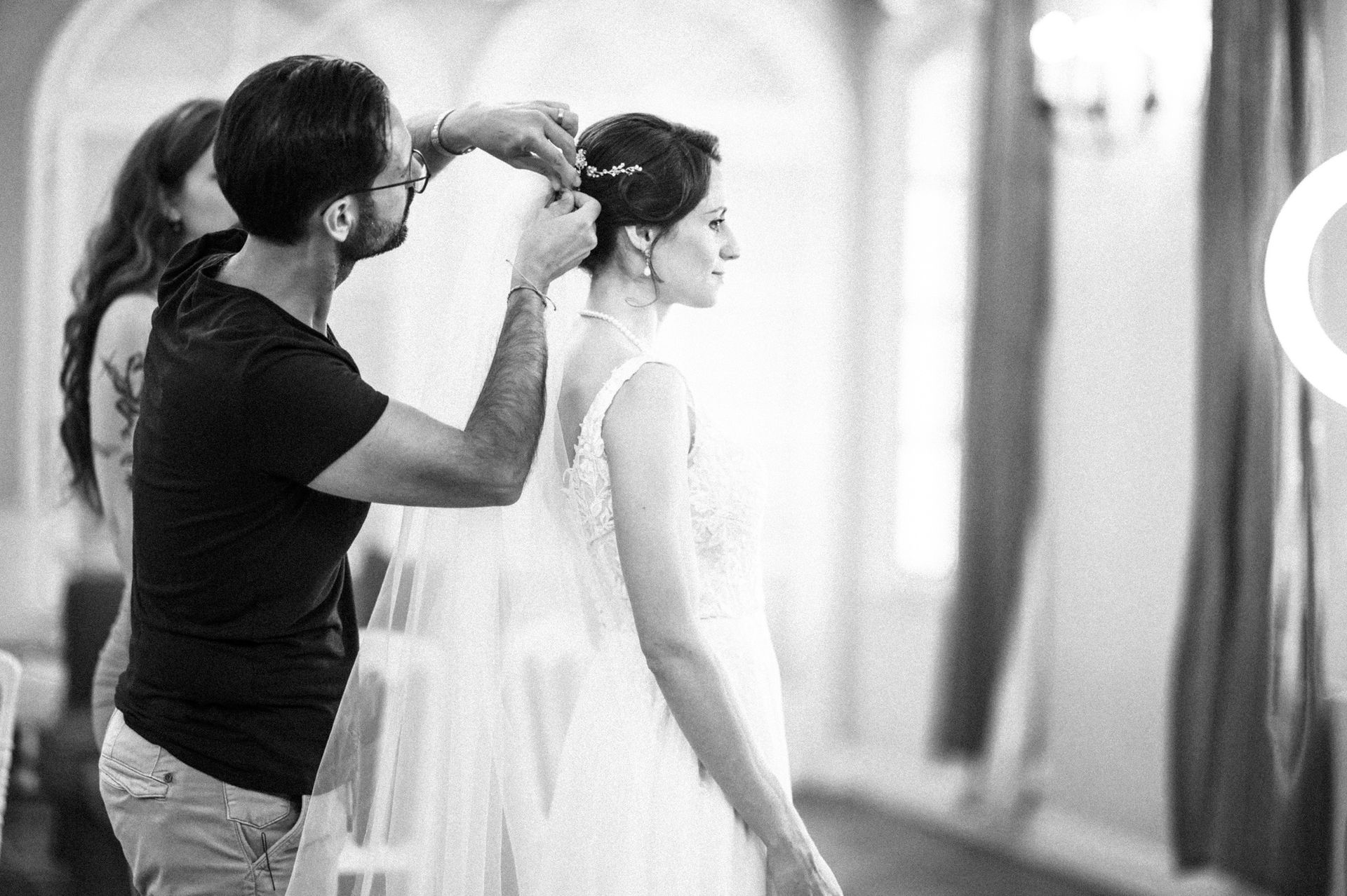 Les dernières retouches sont apportées à la coiffure et au maquillage de la mariée pendant les préparatifs au Château Font du Broc.