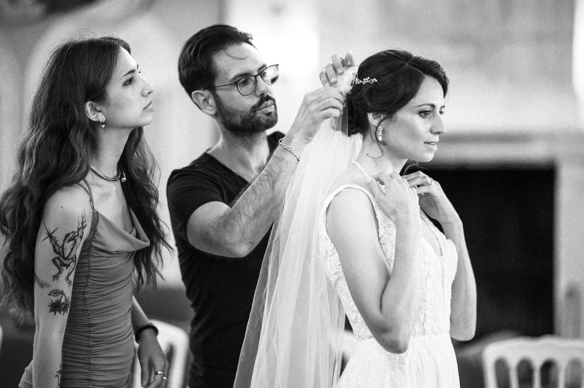 Les dernières retouches sont apportées à la coiffure et au maquillage de la mariée pendant les préparatifs au Château Font du Broc.