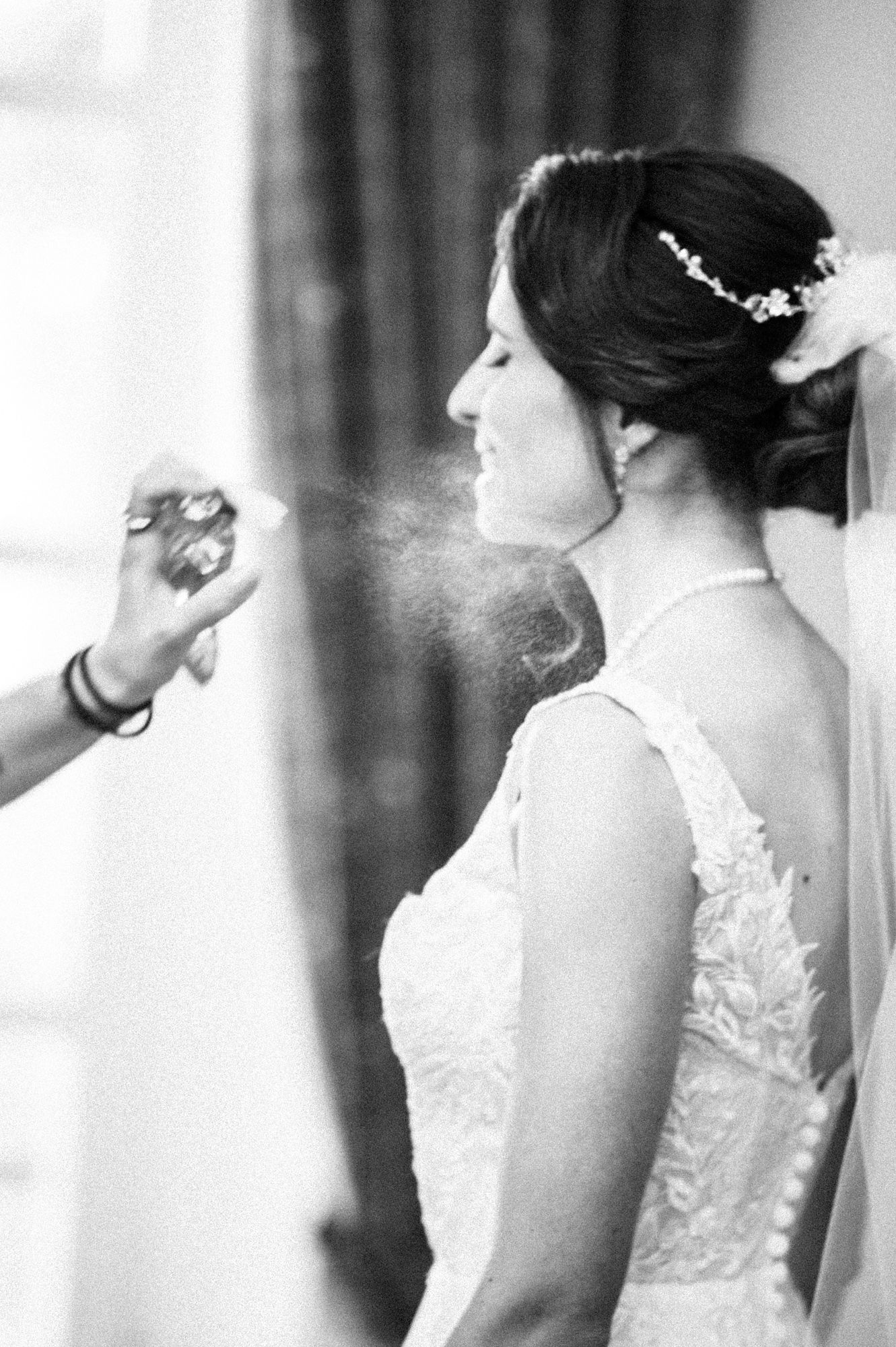 un nuage de parfum enveloppe la mariée avant la cérémonie