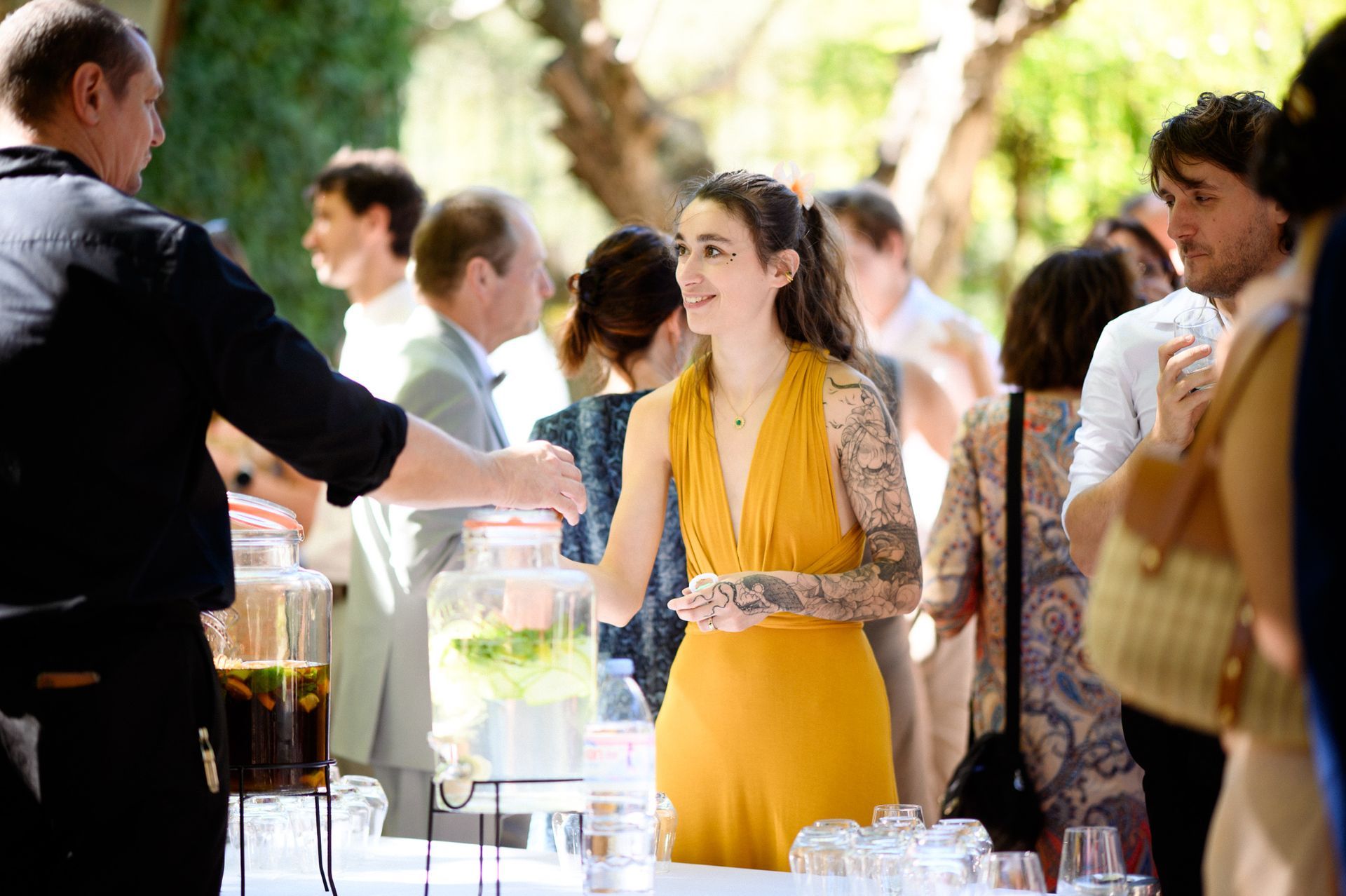 Photos prises sur le vif des invités le jour du mariage, avant la cérémonie au Château Font du Broc.