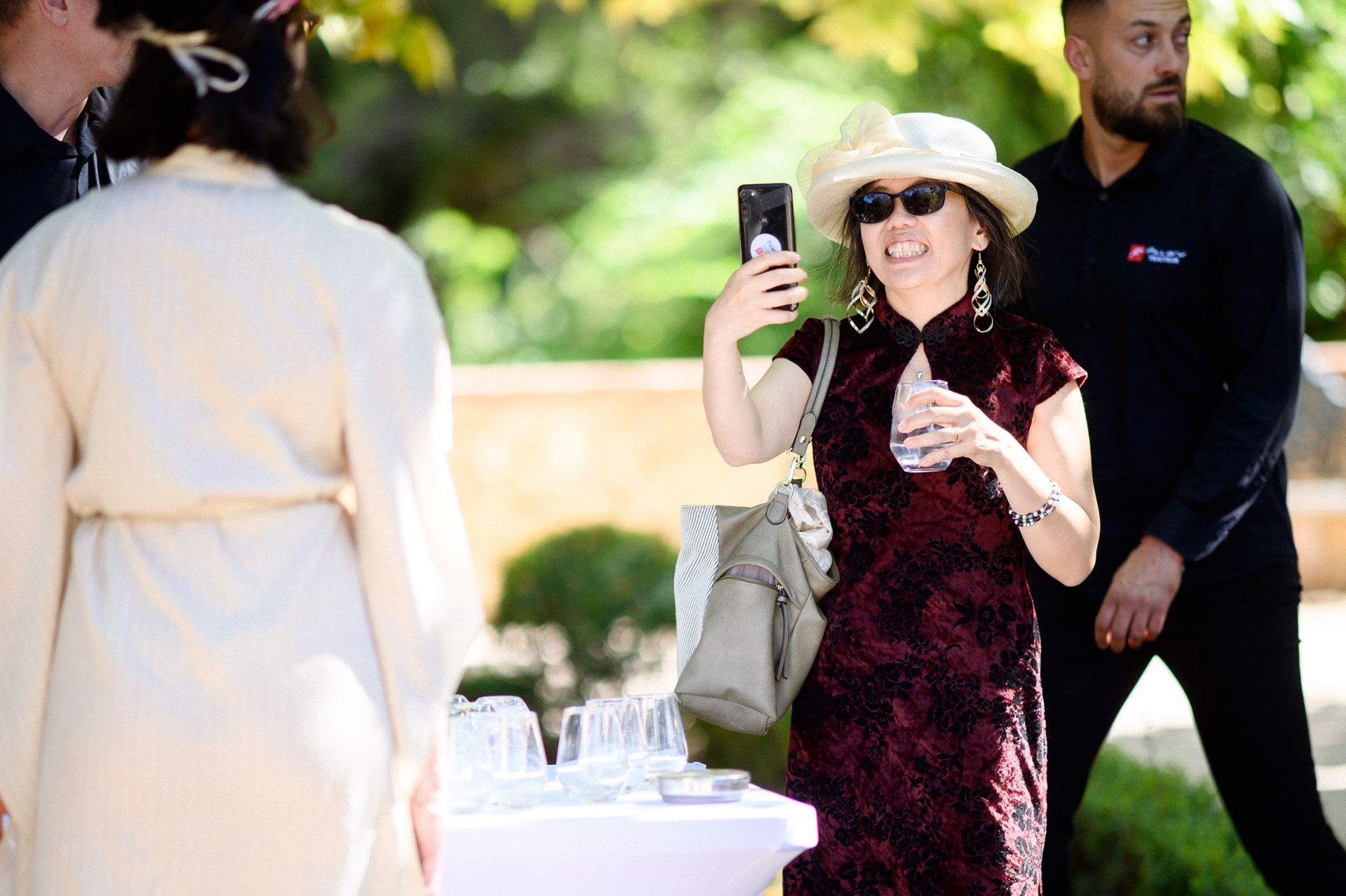 Photos prises sur le vif des invités le jour du mariage, avant la cérémonie au Château Font du Broc.