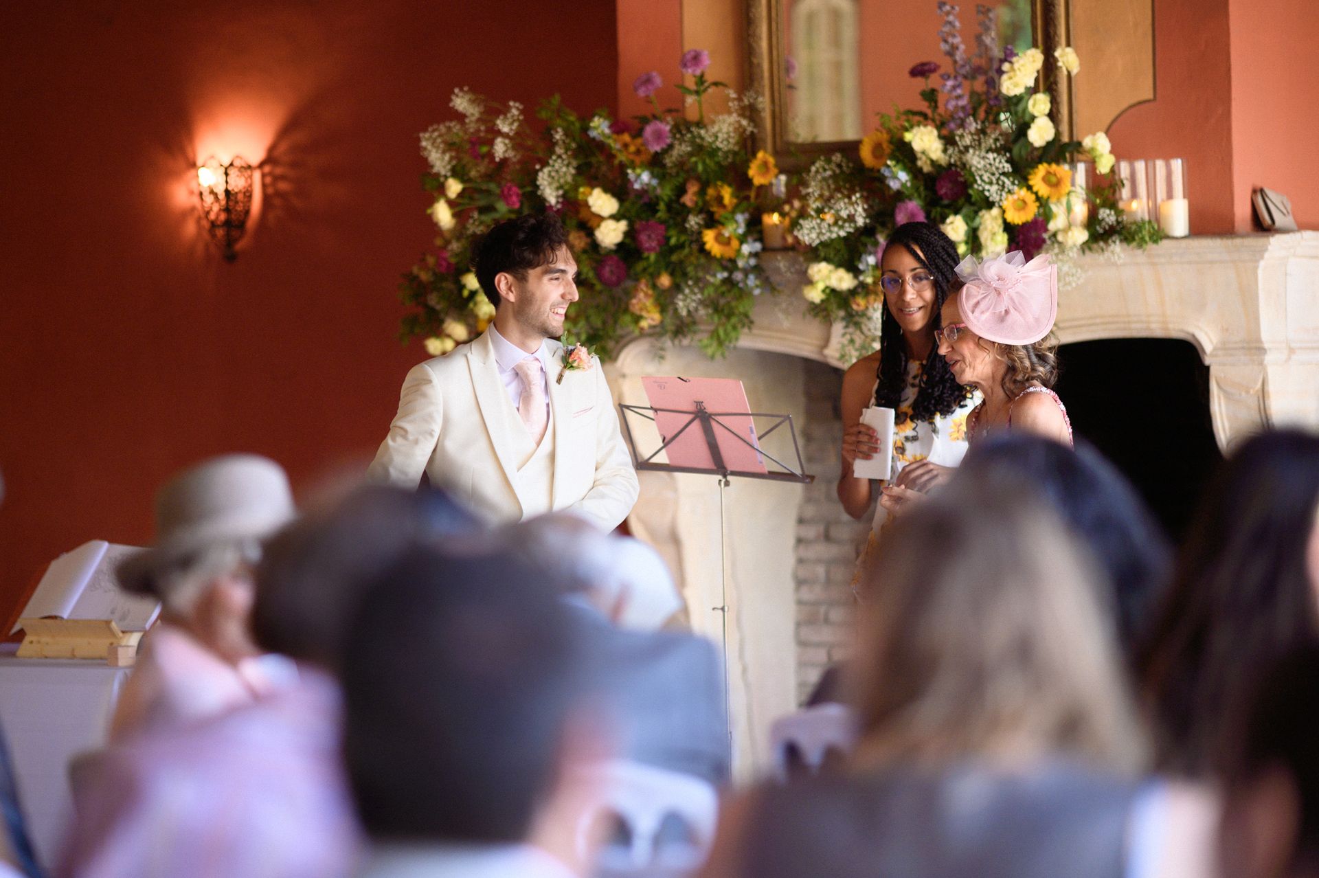 Le marié attend la mariée avant la cérémonie laïque a Chateau Font du Broc