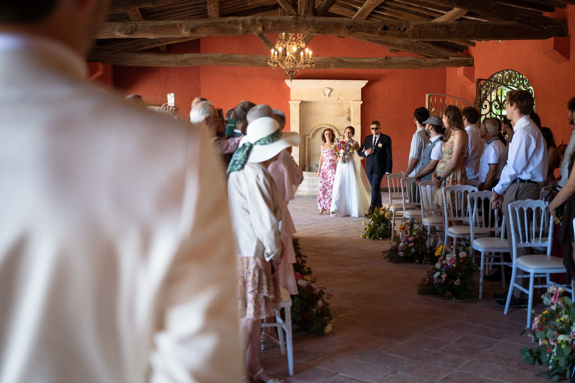 La mariée remonte l'allée avec son père pendant la cérémonie de mariage laïque.