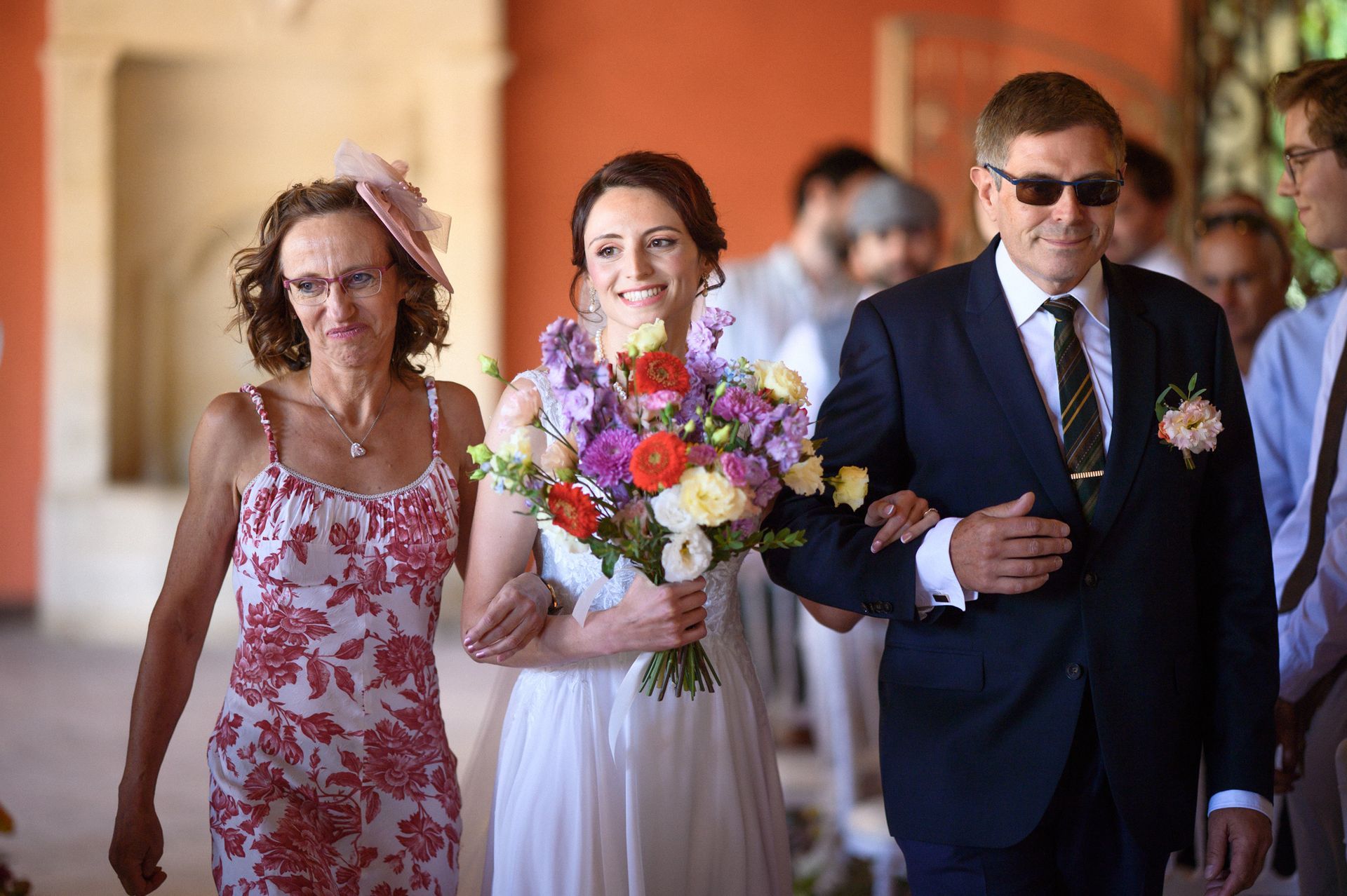 La mariée remonte l'allée avec son père pendant la cérémonie de mariage laïque a Chateau Font du Broc.