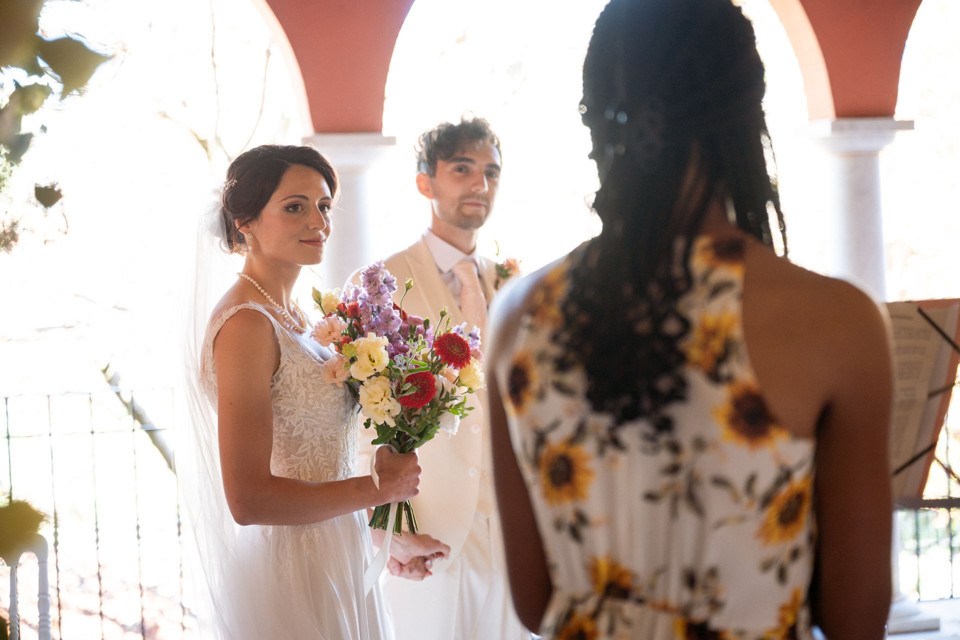 Le bouquet de mariée aux couleurs estivales de la Provence : crème, violet et rouge foncé.