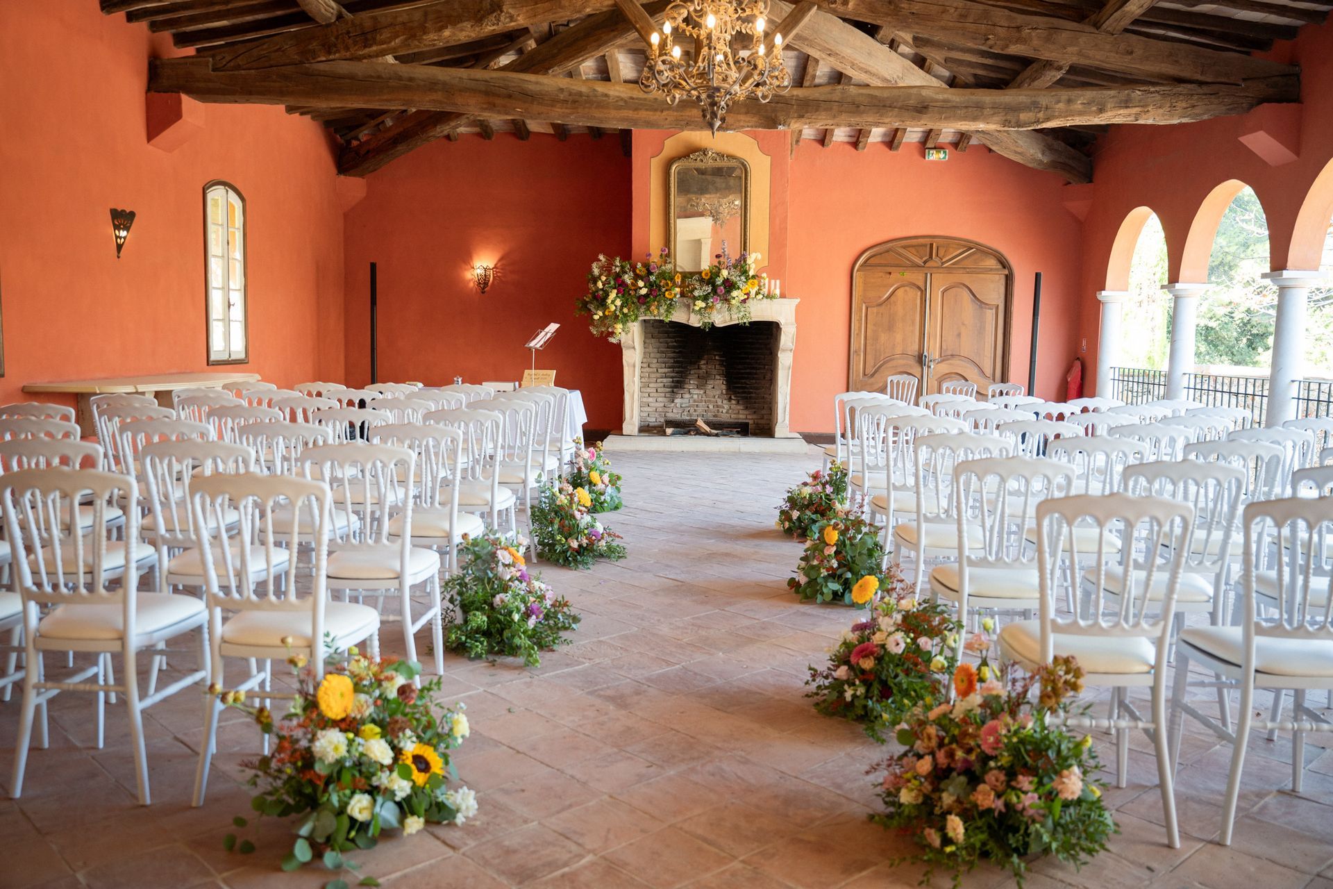 Intérieur du Cloître du Château Font du Broc avant une cérémonie de mariage.