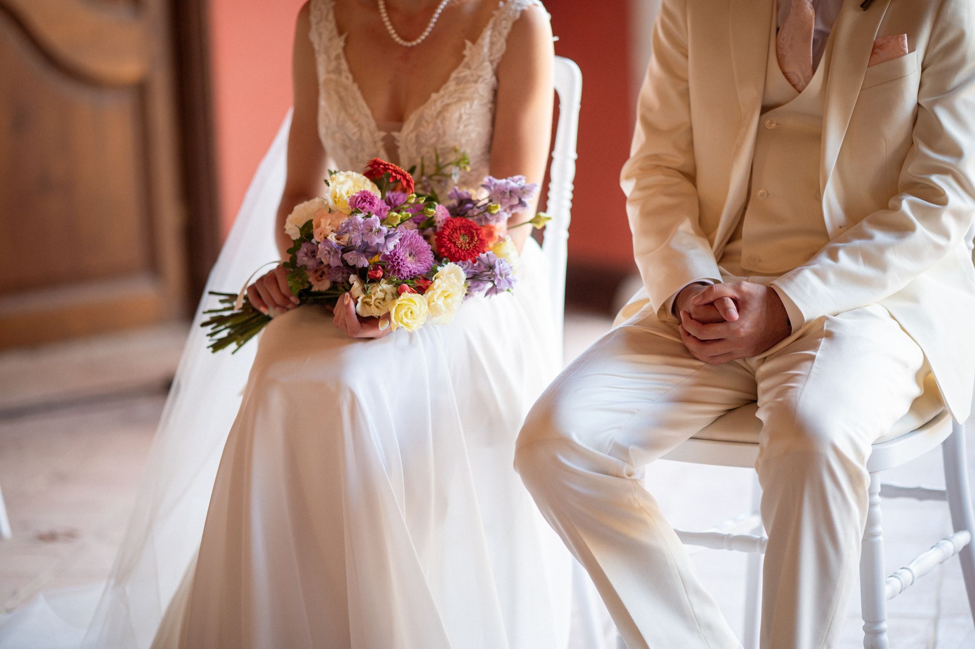Le bouquet de mariée aux couleurs estivales de la Provence : crème, violet et rouge foncé.