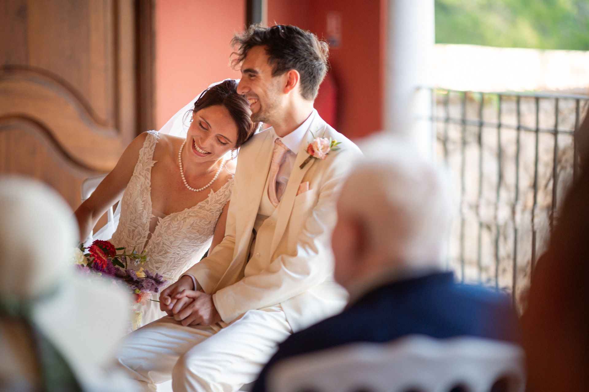 Photographie de mariage de style reportage pendant la cérémonie au Château Font du Broc