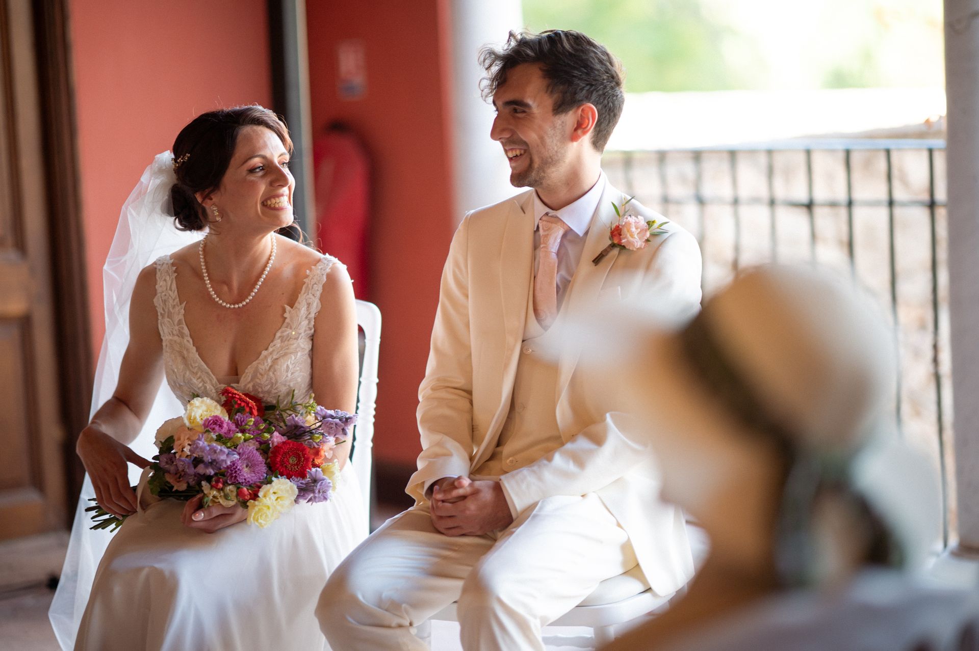 Photographie de mariage de style reportage pendant la cérémonie au Château Font du Broc