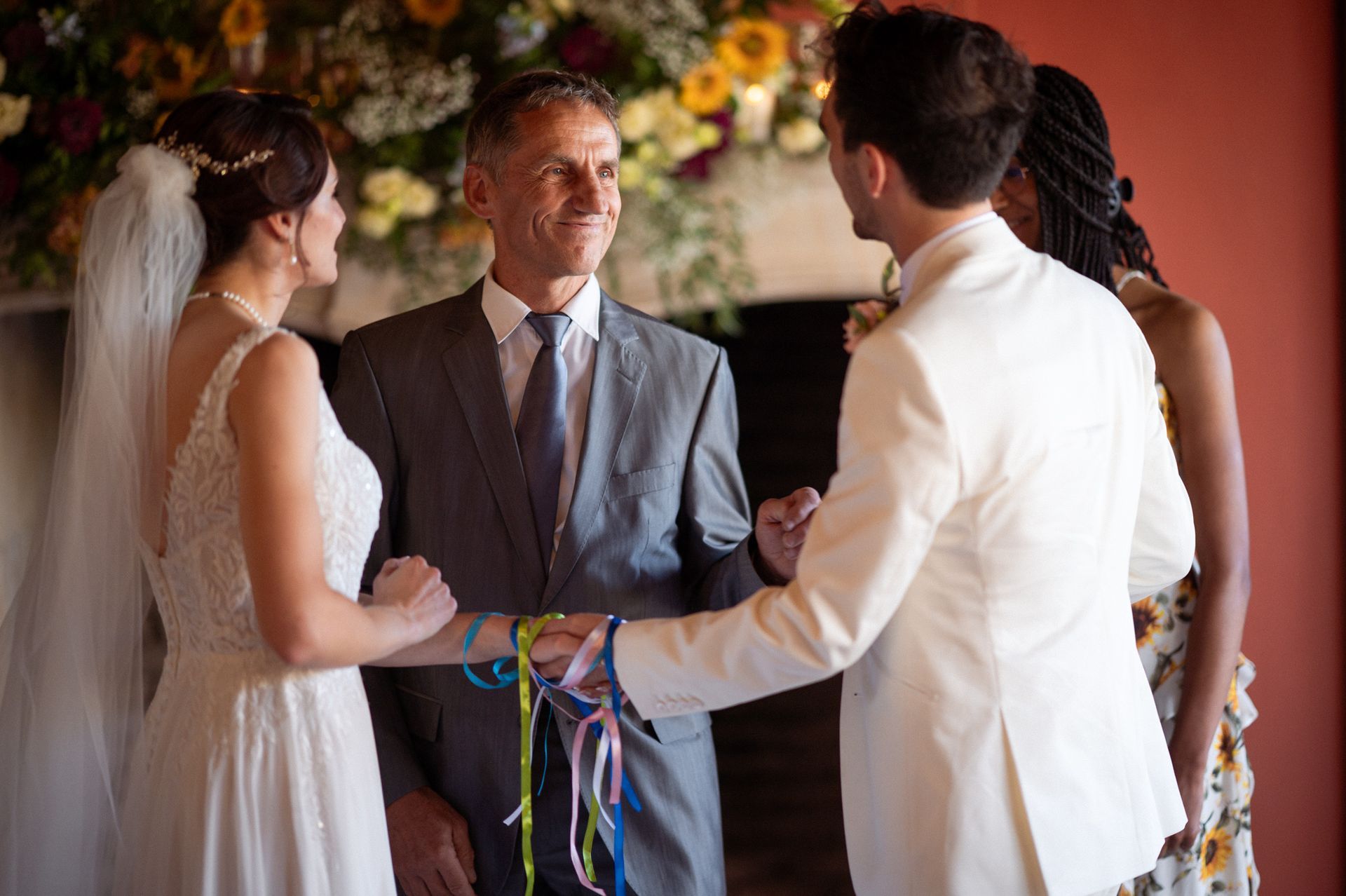 Une cérémonie de liage des mains lors d'un mariage au Château Font du Broc