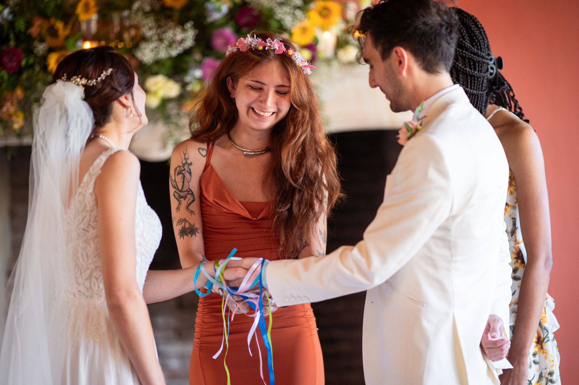 Une cérémonie de liage des mains lors d'un mariage au Château Font du Broc