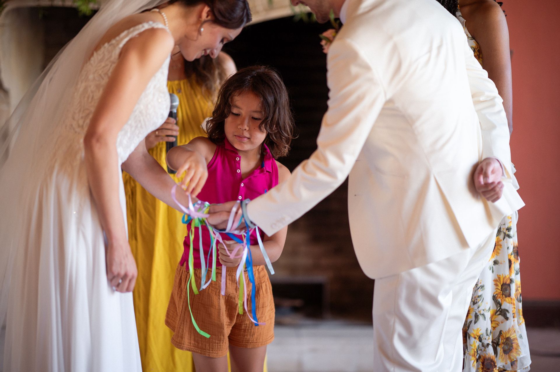 Une cérémonie de liage des mains lors d'un mariage au Château Font du Broc