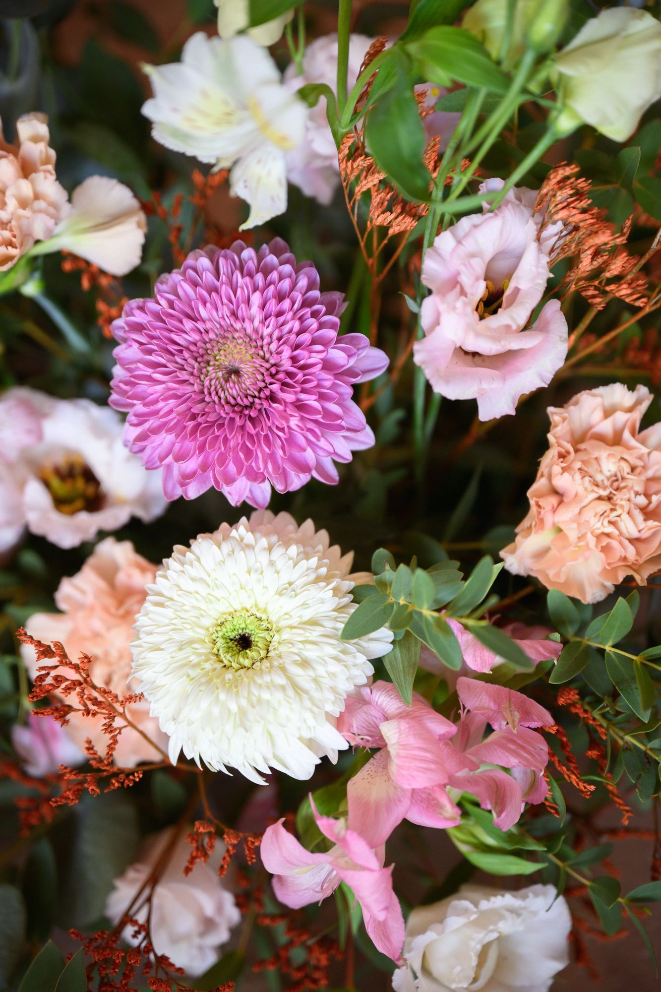Compositions florales pour le jour du mariage au Château Font du Broc avant la cérémonie.