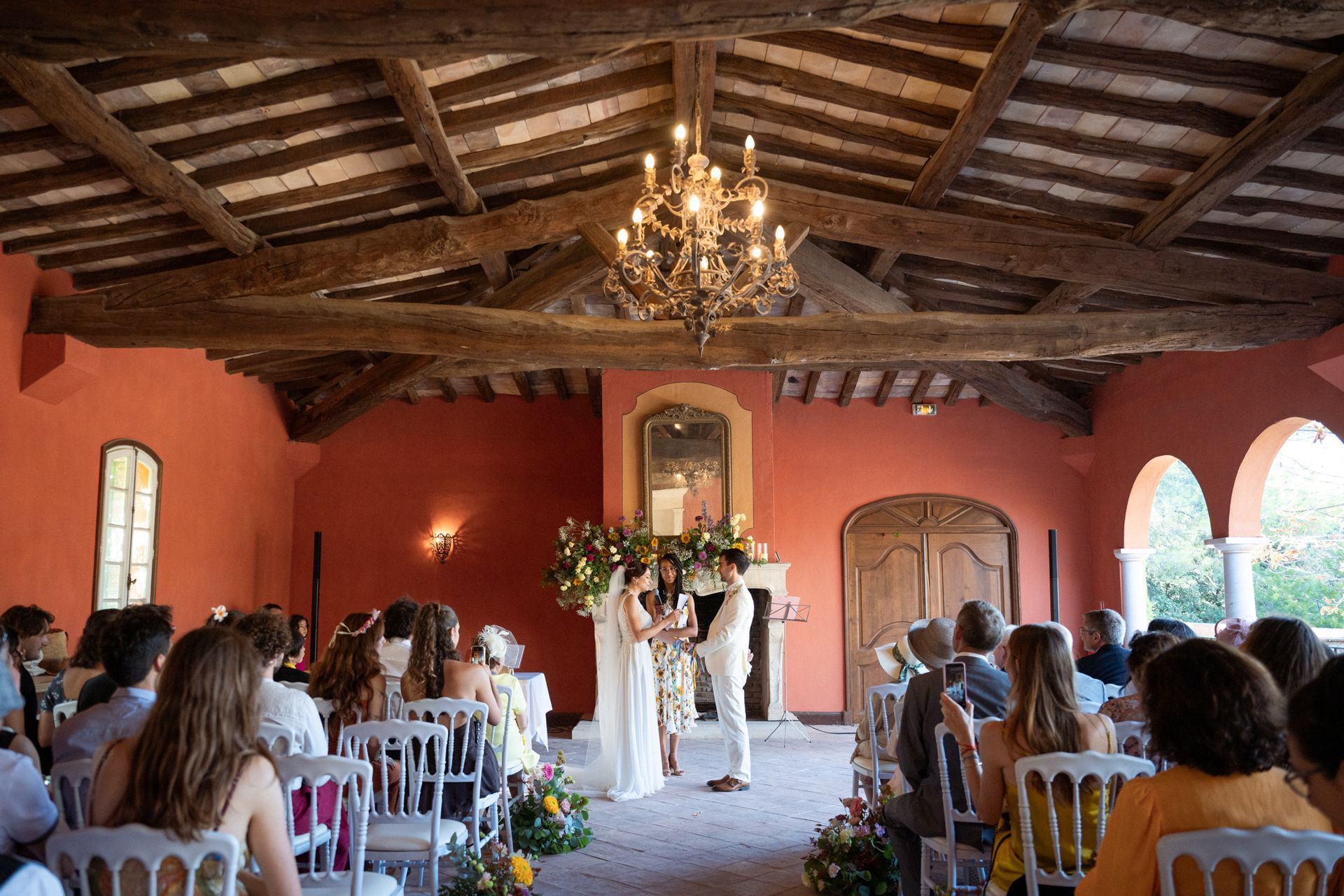 Une cérémonie de liage des mains lors d'un mariage au Château Font du Broc