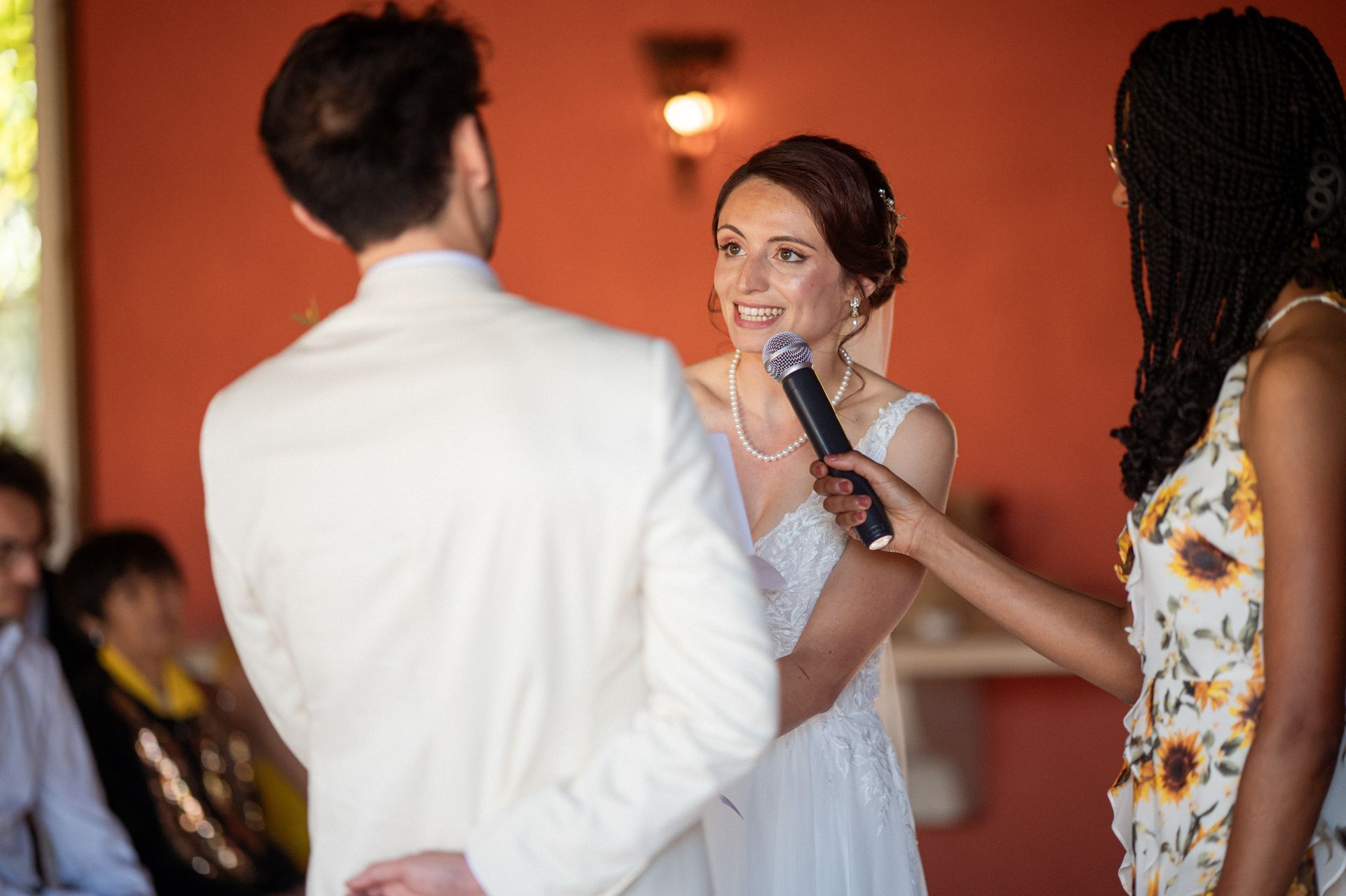 Le couple échange ses vœux pendant leur mariage.