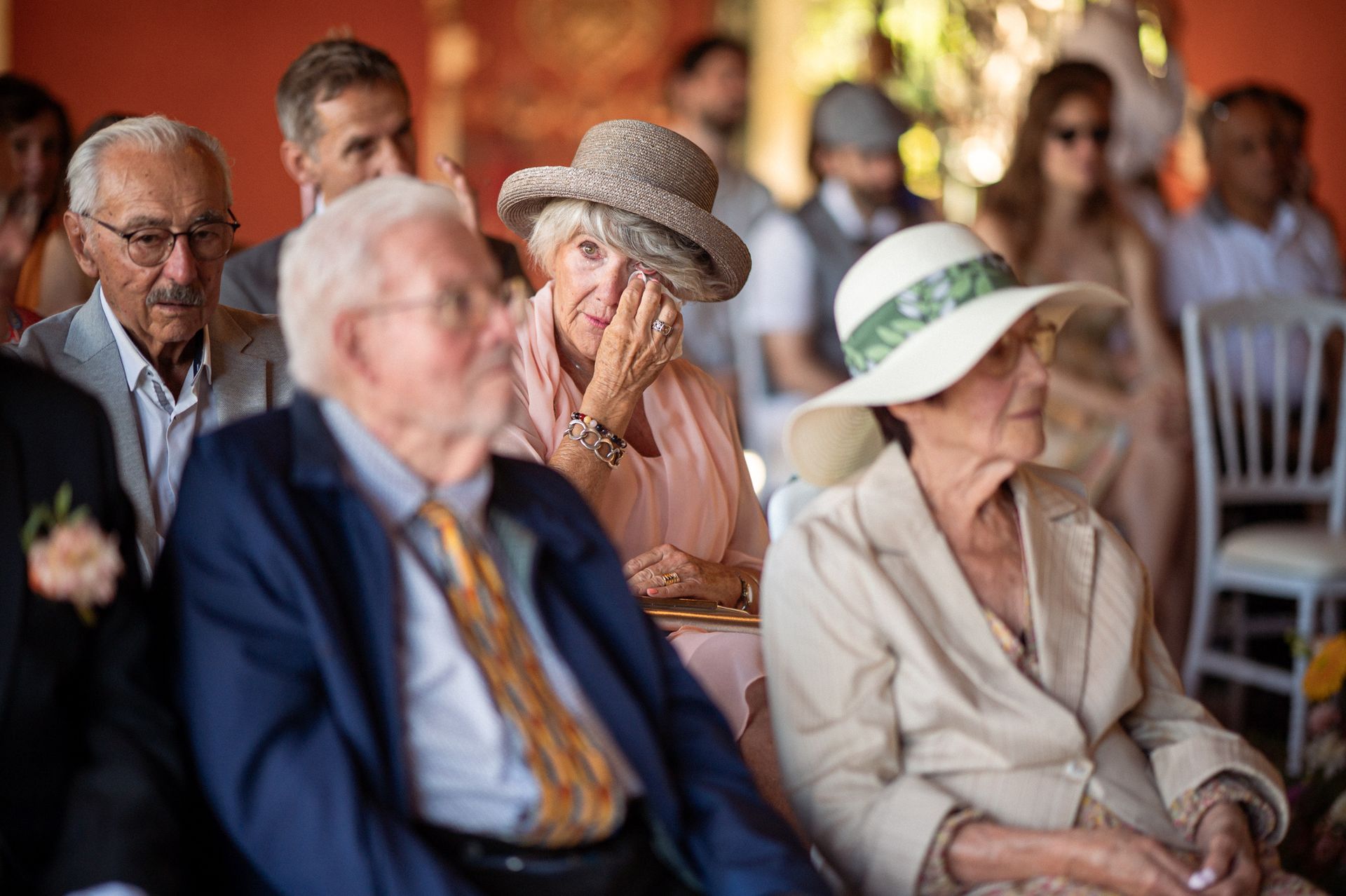 Les invités au mariage versent des larmes de joie pendant la cérémonie.