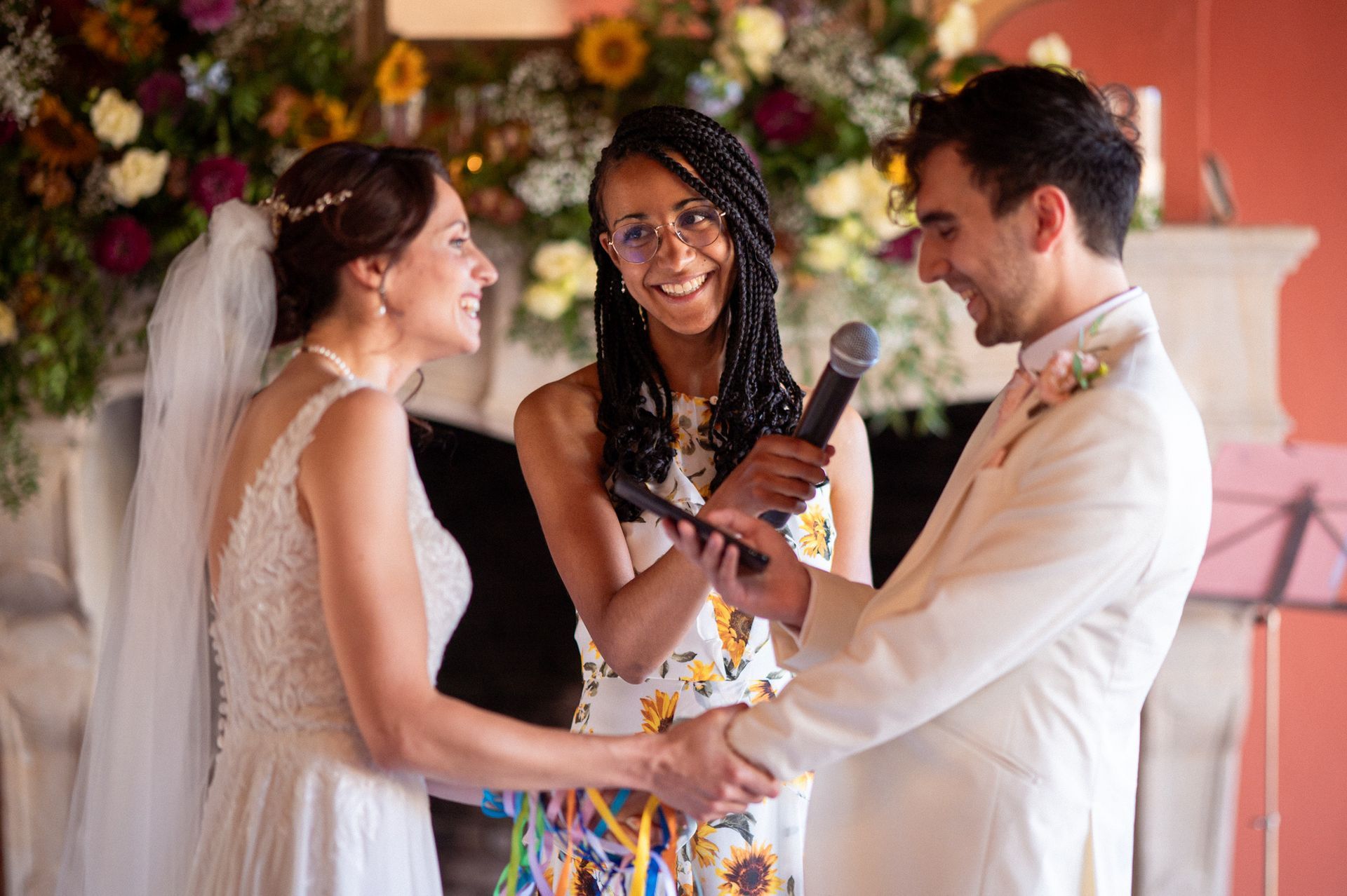 Le couple échange ses vœux pendant leur mariage.
