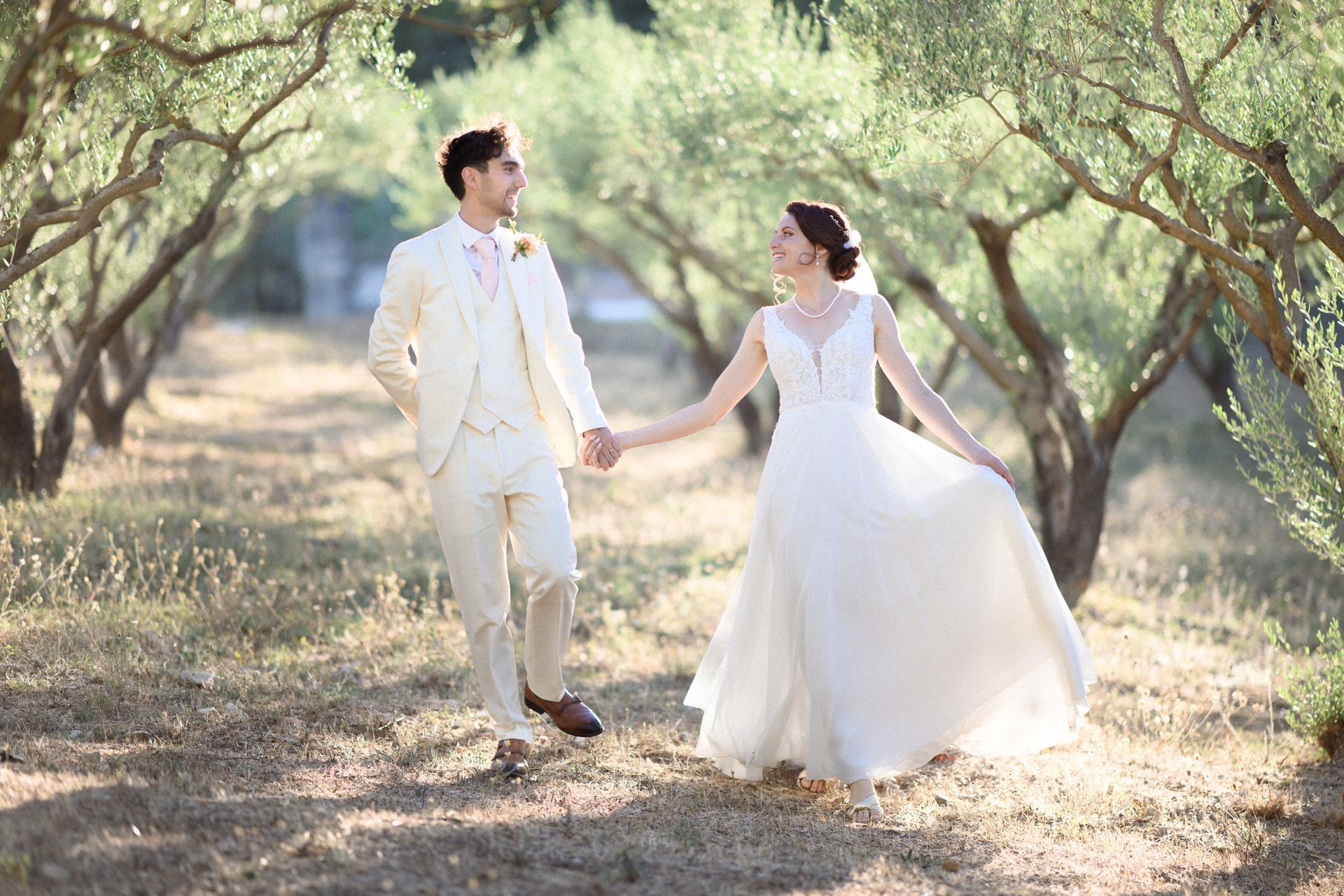 Un couple discute et rit pendant une séance photo naturelle, spontanée et improvisée le jour de leur mariage en Provence.